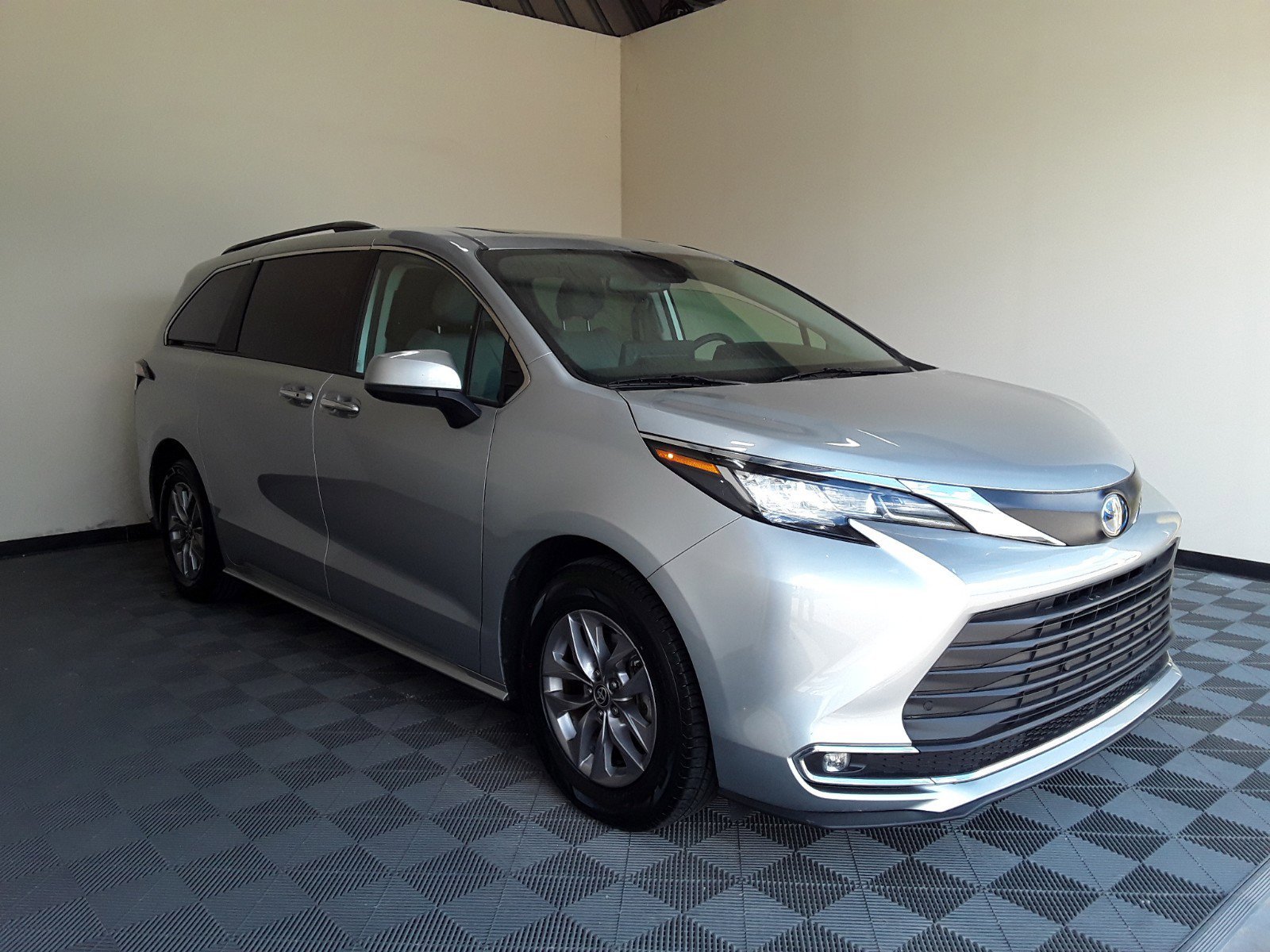 2023 Toyota Sienna XLE FWD 8-Passenger