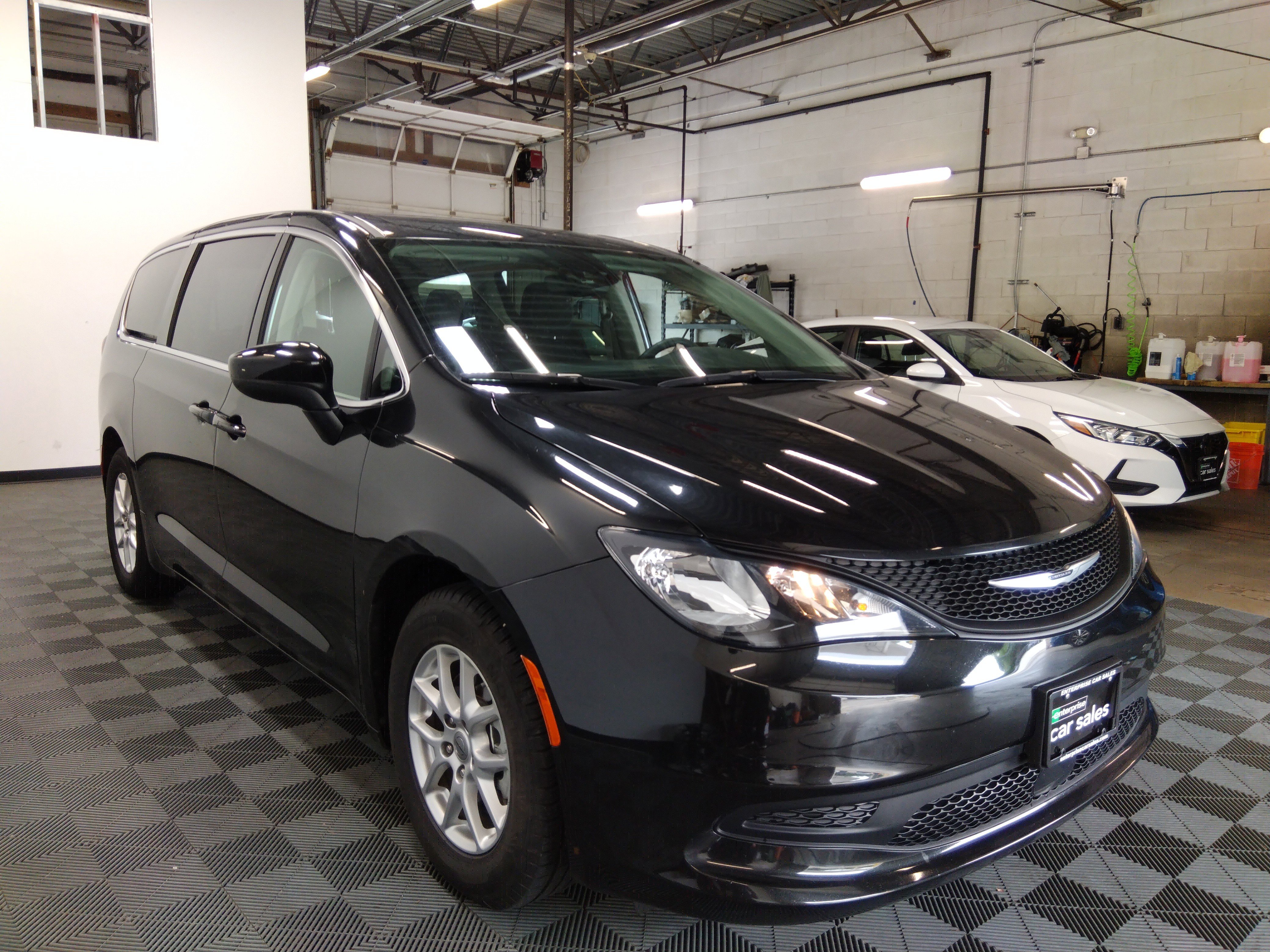 2023 Chrysler Voyager LX FWD