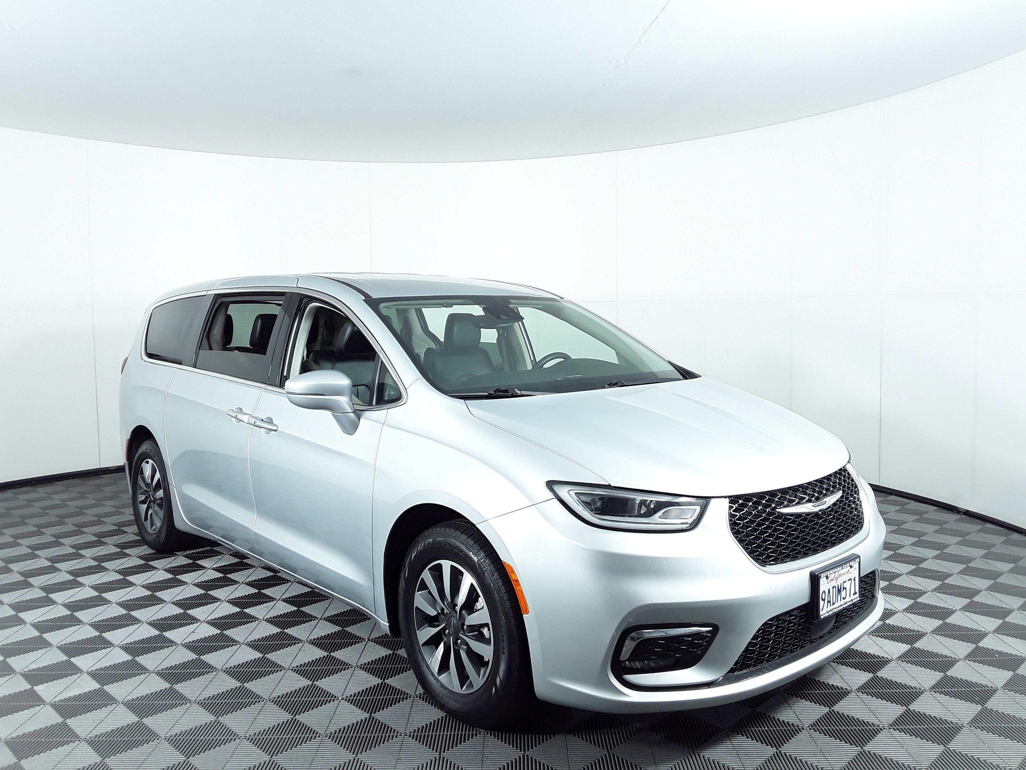 2022 Chrysler Pacifica Hybrid Touring L FWD