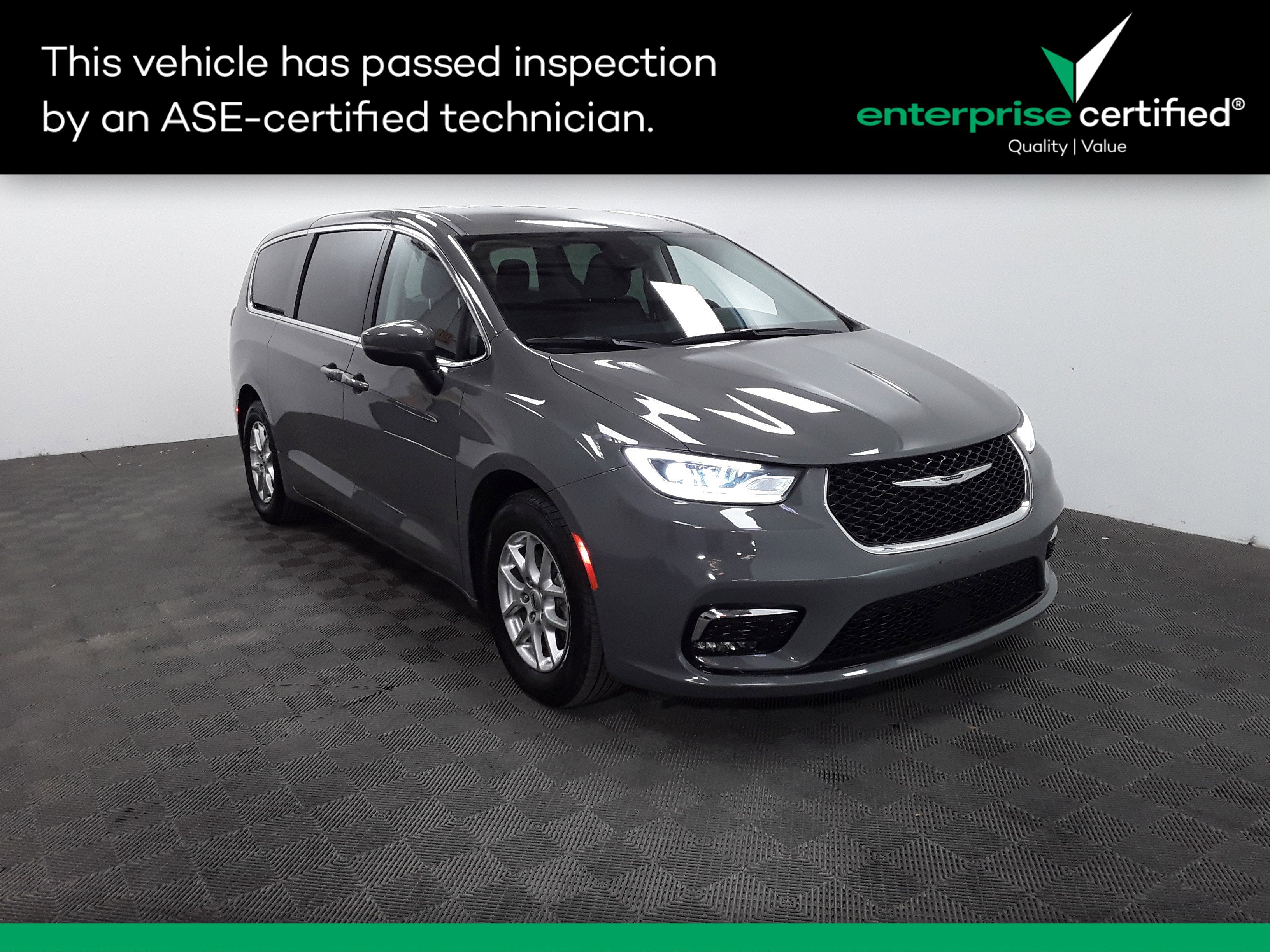 2023 Chrysler Pacifica Touring L's photo