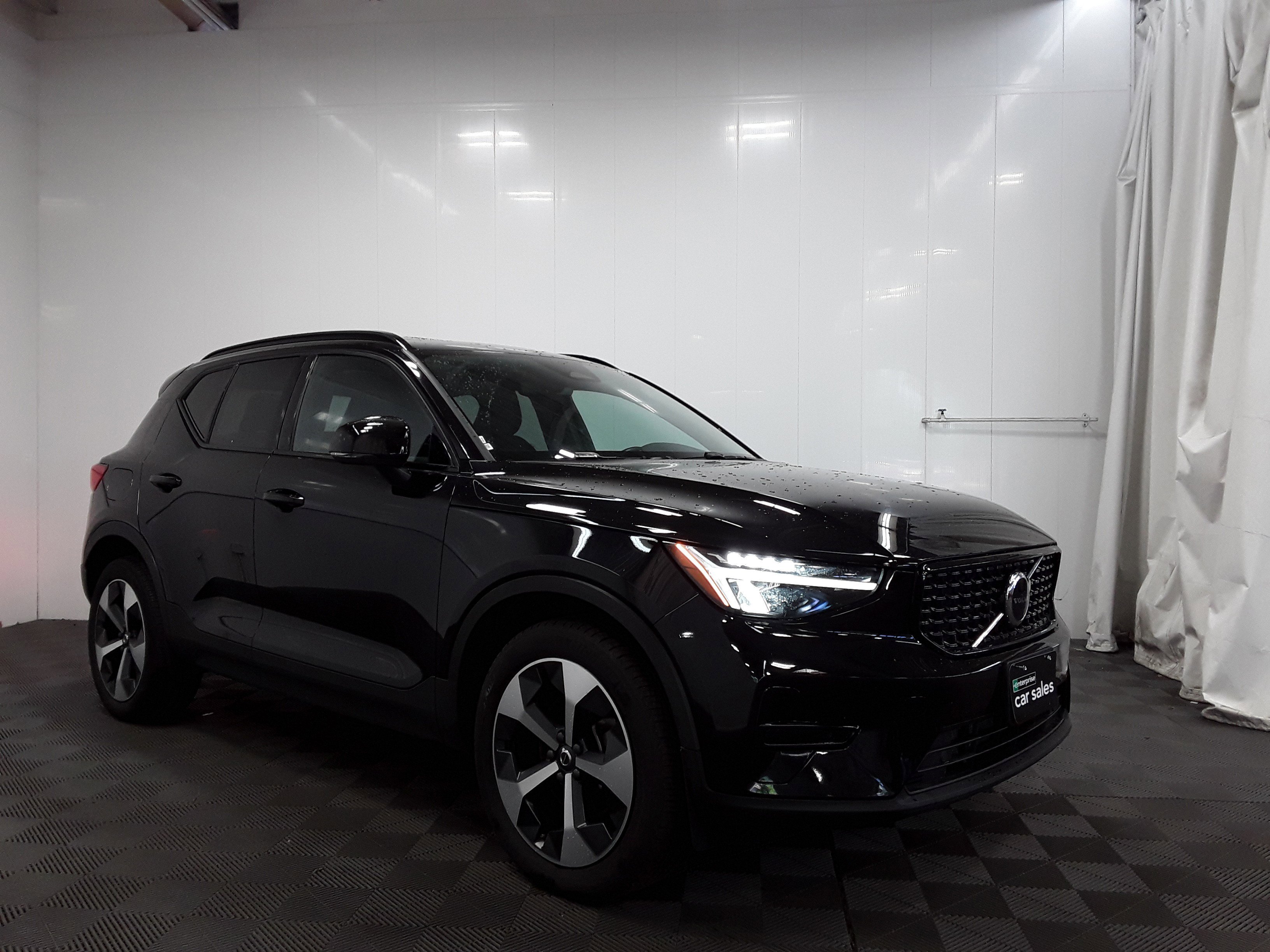 2024 Volvo XC40 Core Dark Theme B5 AWD