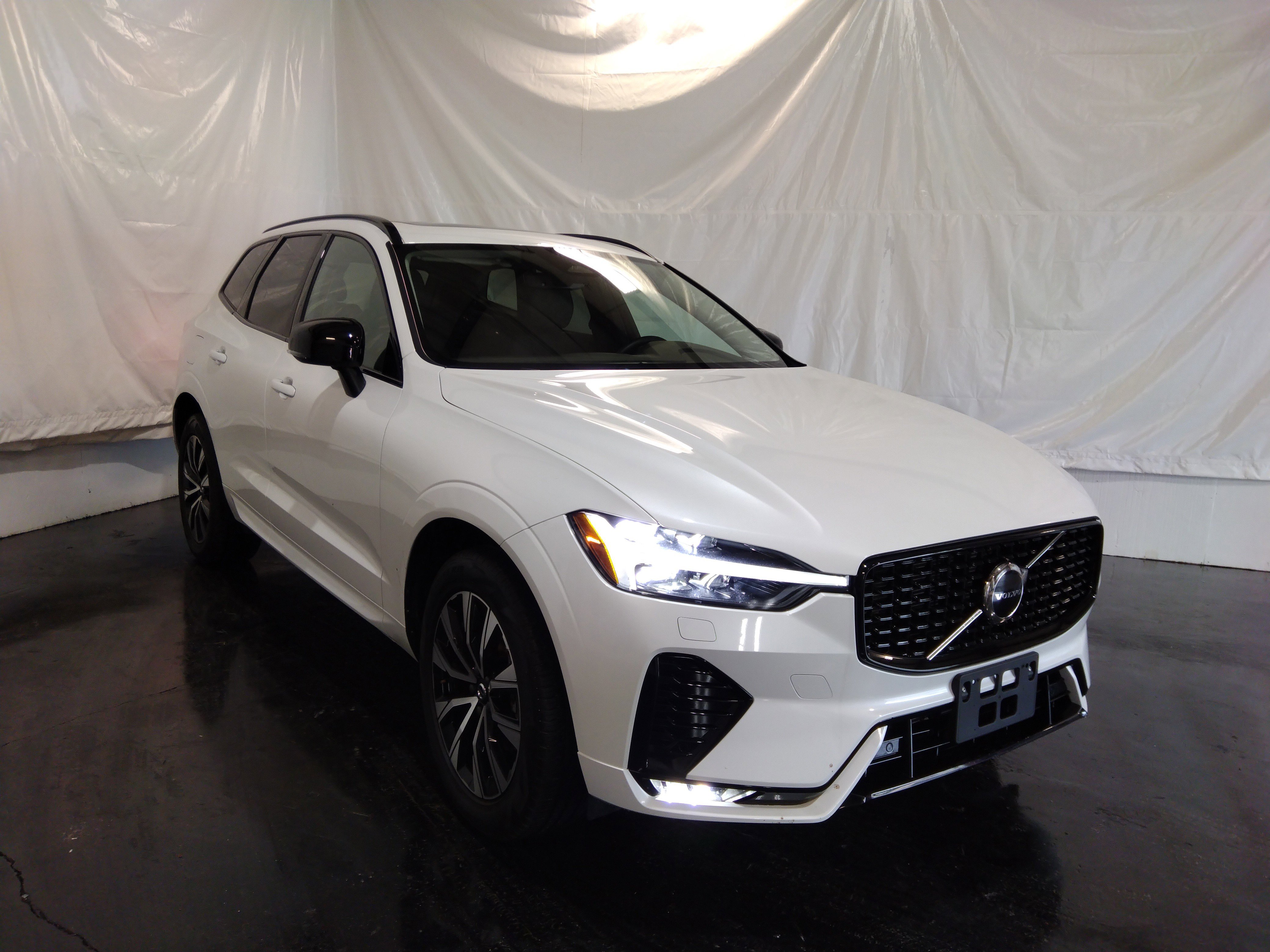 2024 Volvo XC60 B5 AWD Core Dark Theme