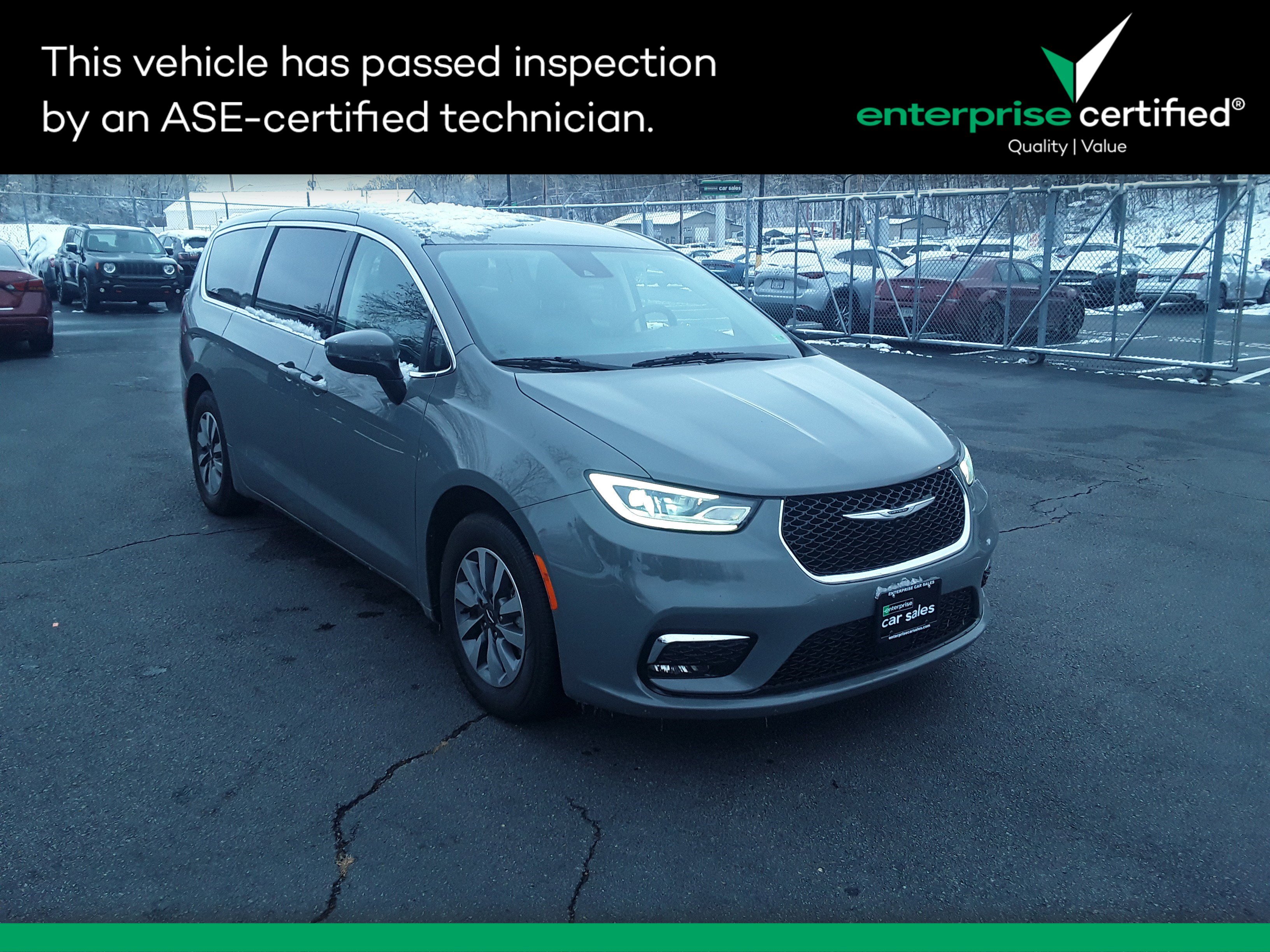 2023 Chrysler Pacifica Hybrid Touring L's photo