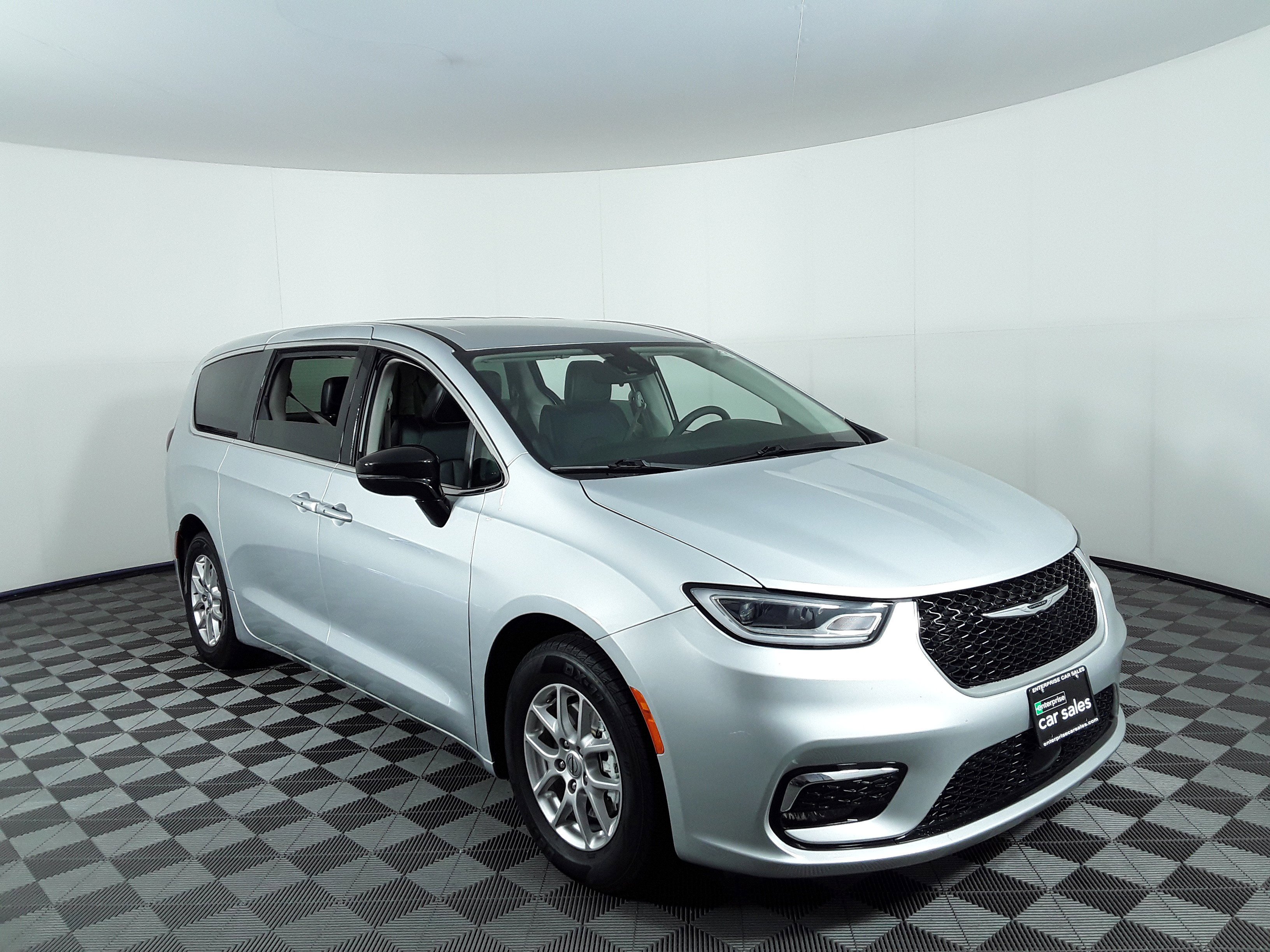 Used 2024 Chrysler Pacifica Touring L FWD