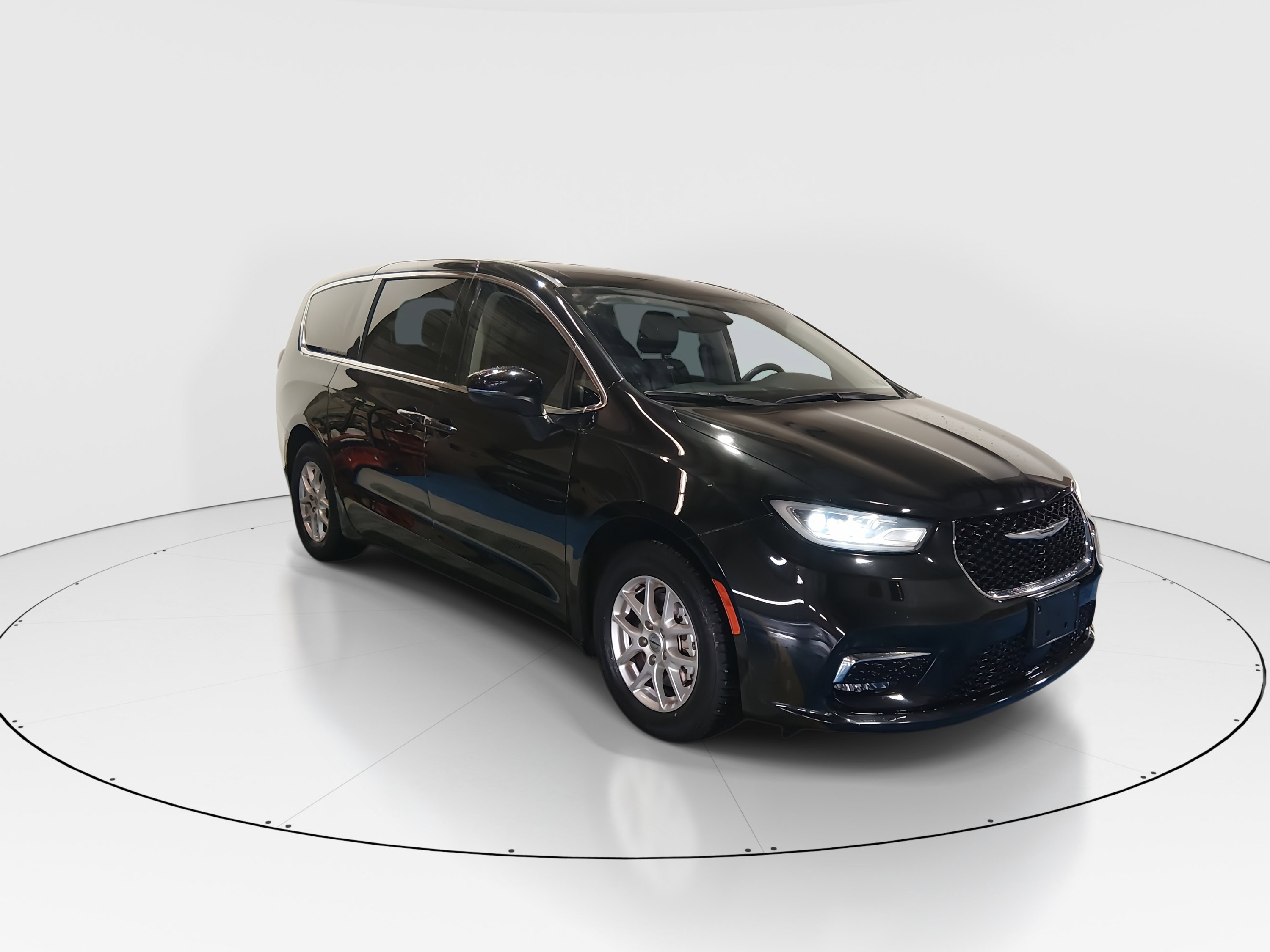 2023 Chrysler Pacifica Touring L's photo