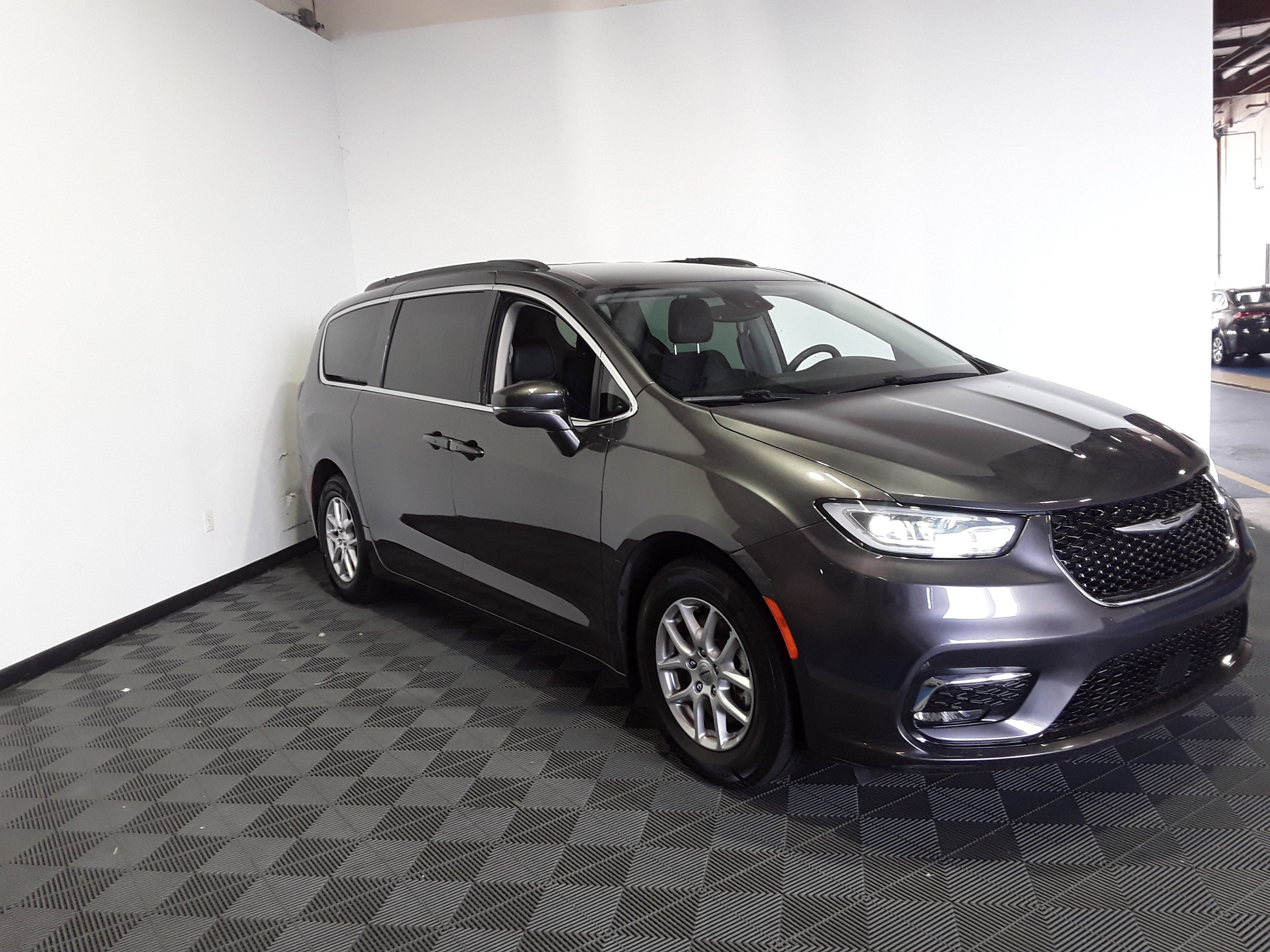 2022 Chrysler Pacifica Touring L's photo