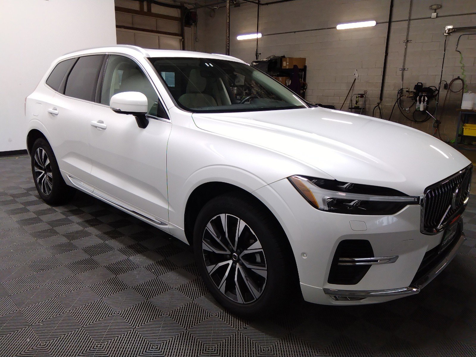 2023 Volvo XC60 B5 AWD Plus Bright Theme