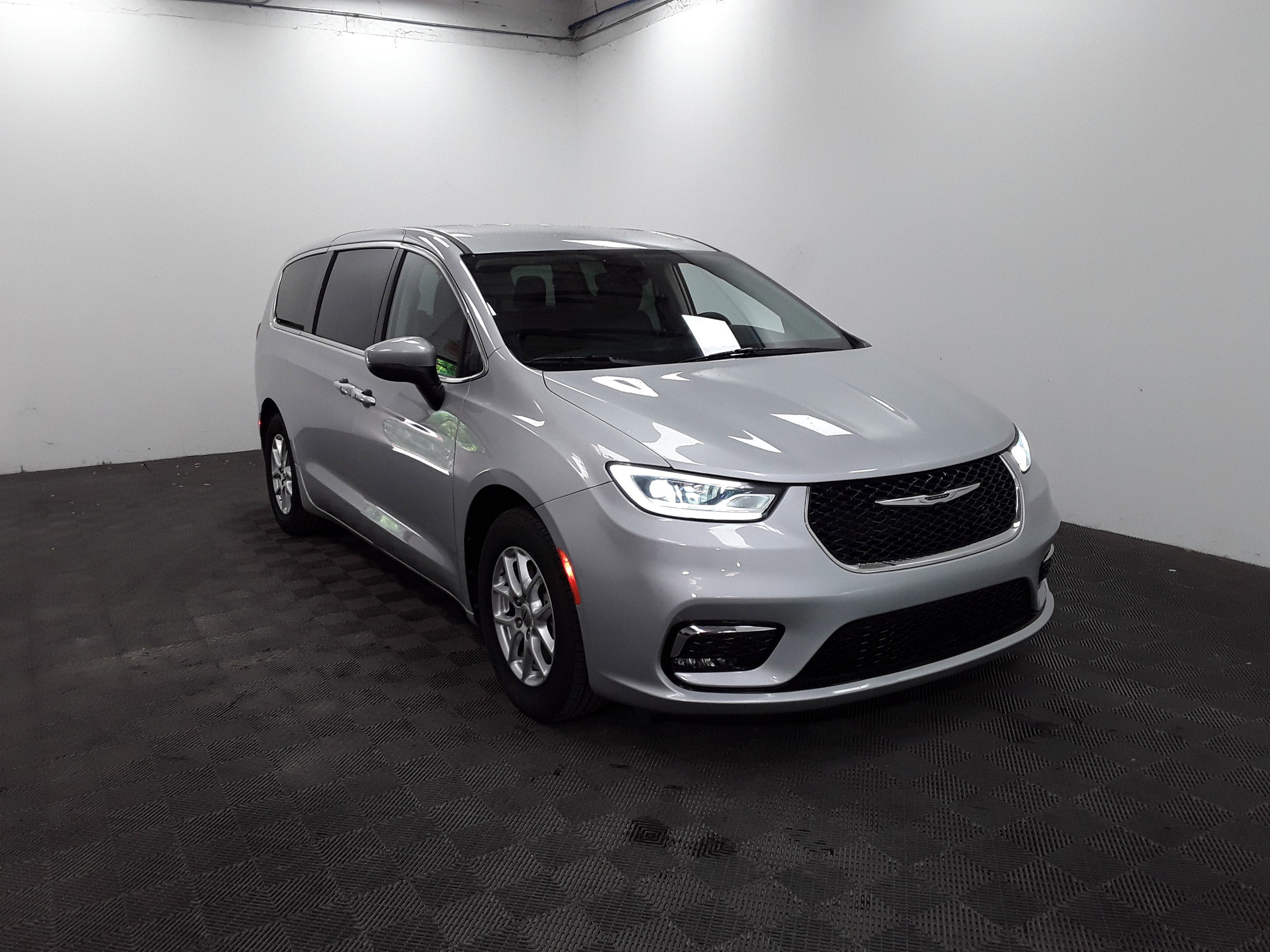 2023 Chrysler Pacifica Touring L's photo