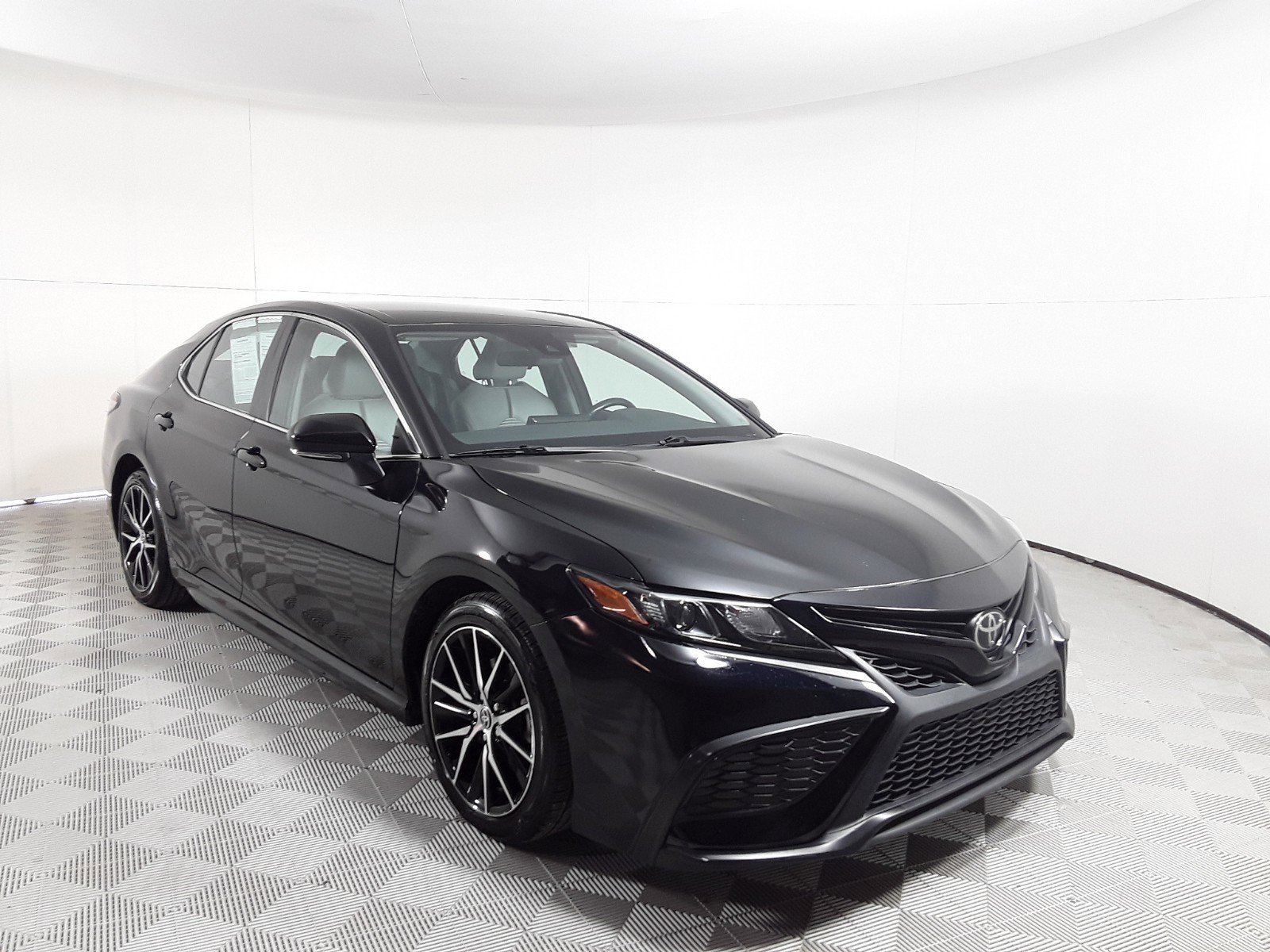 2022 Toyota Camry SE Auto