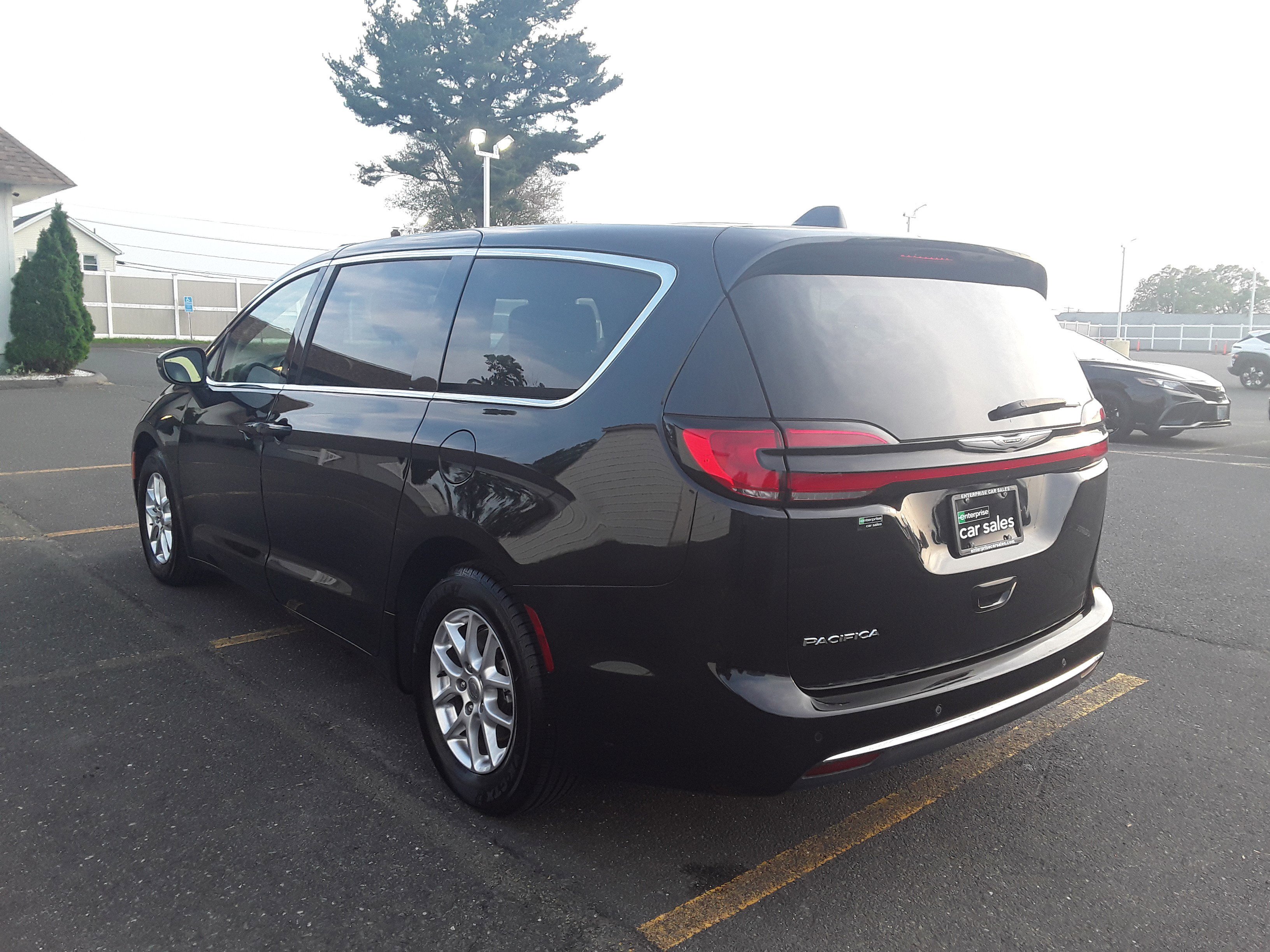 Image 4 of Used 2023 Chrysler Pacifica Touring L FWD
