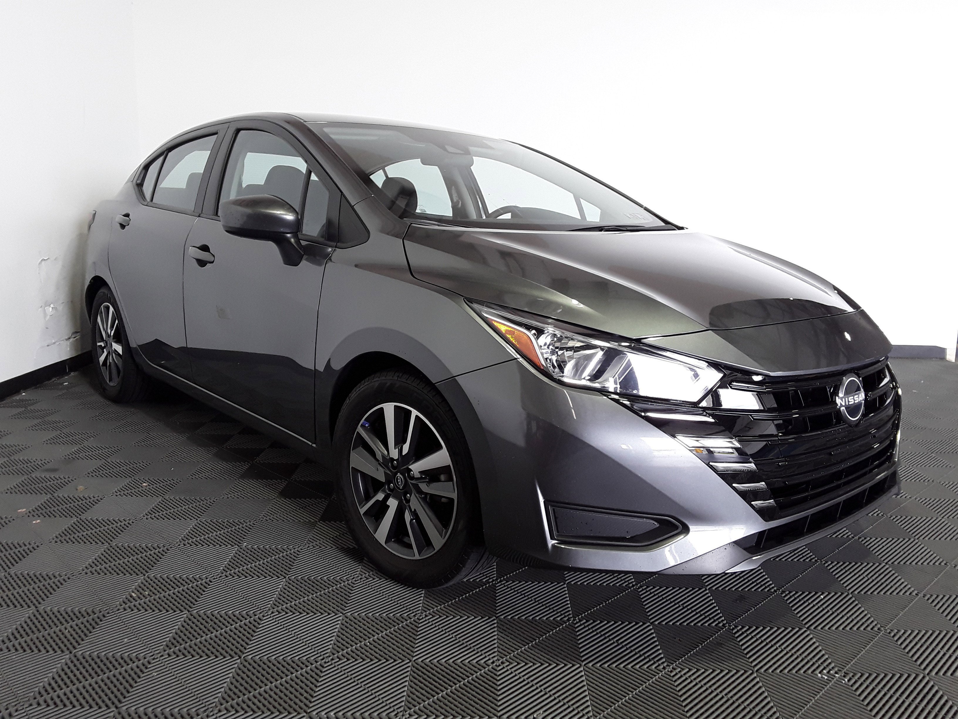 2023 Nissan Versa SV CVT