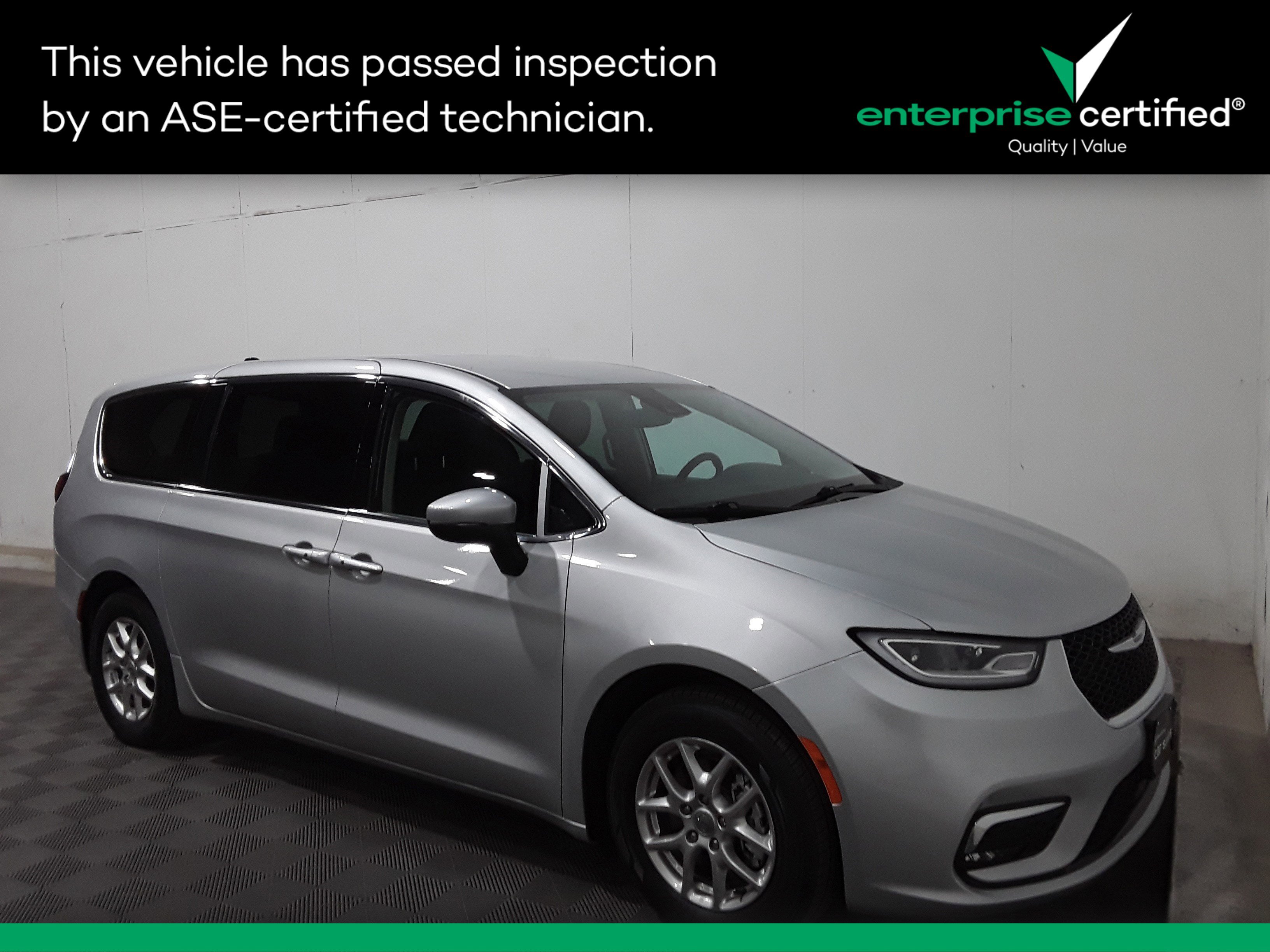 2023 Chrysler Pacifica Touring L's photo