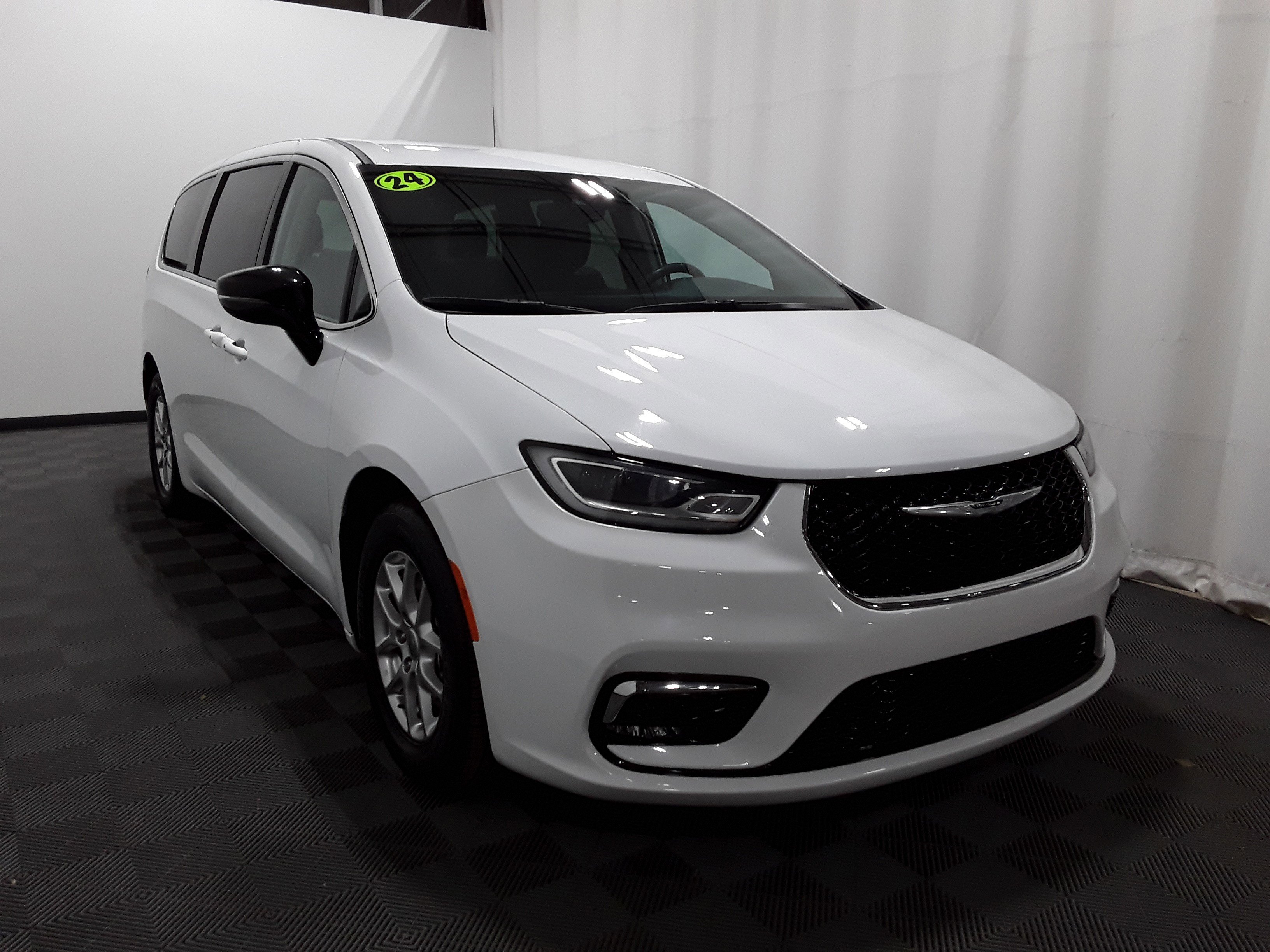 2024 Chrysler Pacifica Touring L's photo