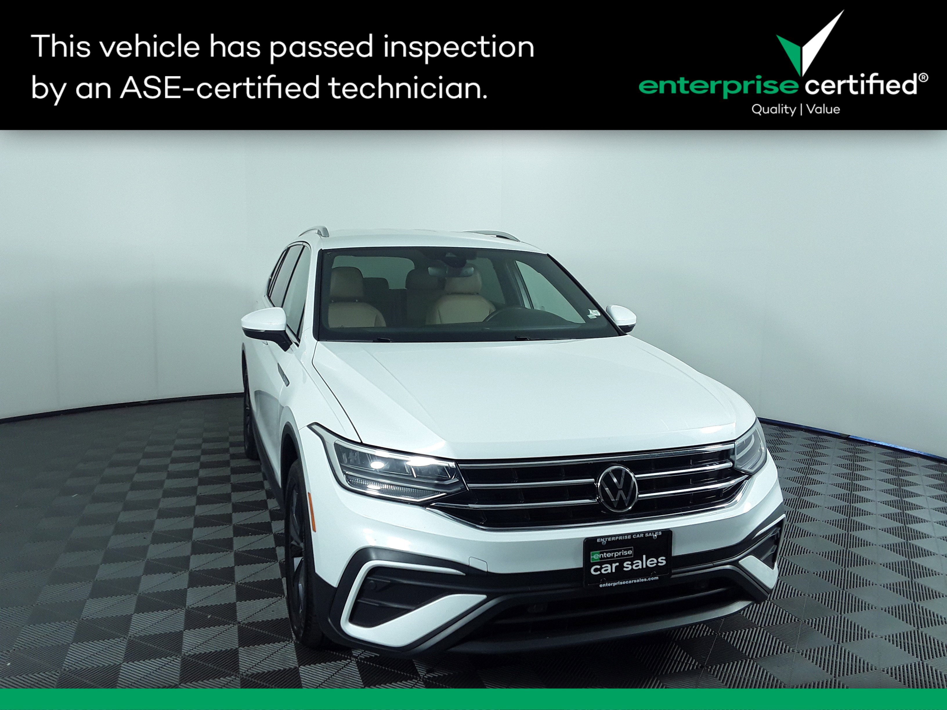 2023 Volkswagen Tiguan SE's photo