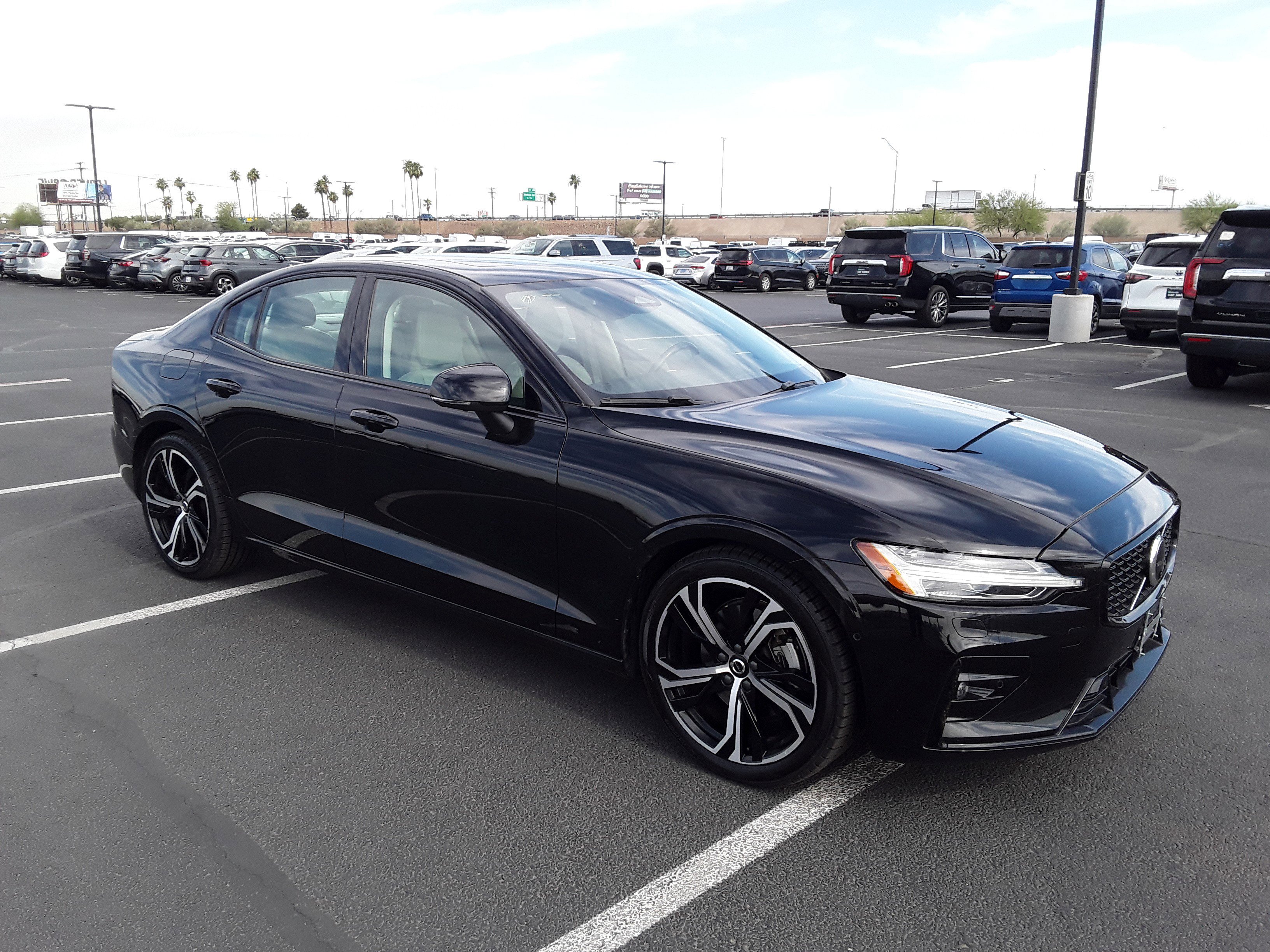 2024 Volvo S60 B5 FWD Plus Dark Theme