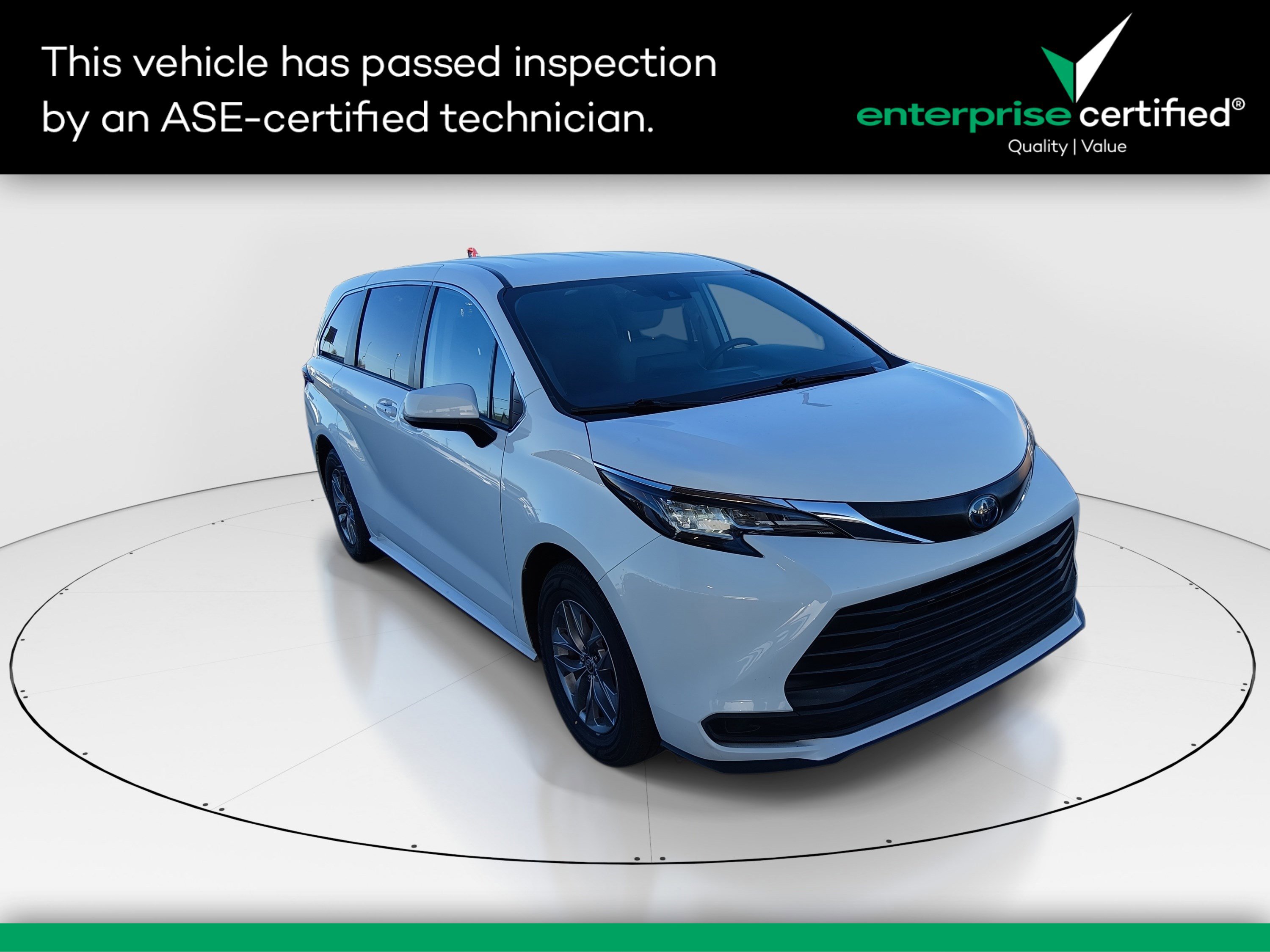 2022 Toyota Sienna LE's photo