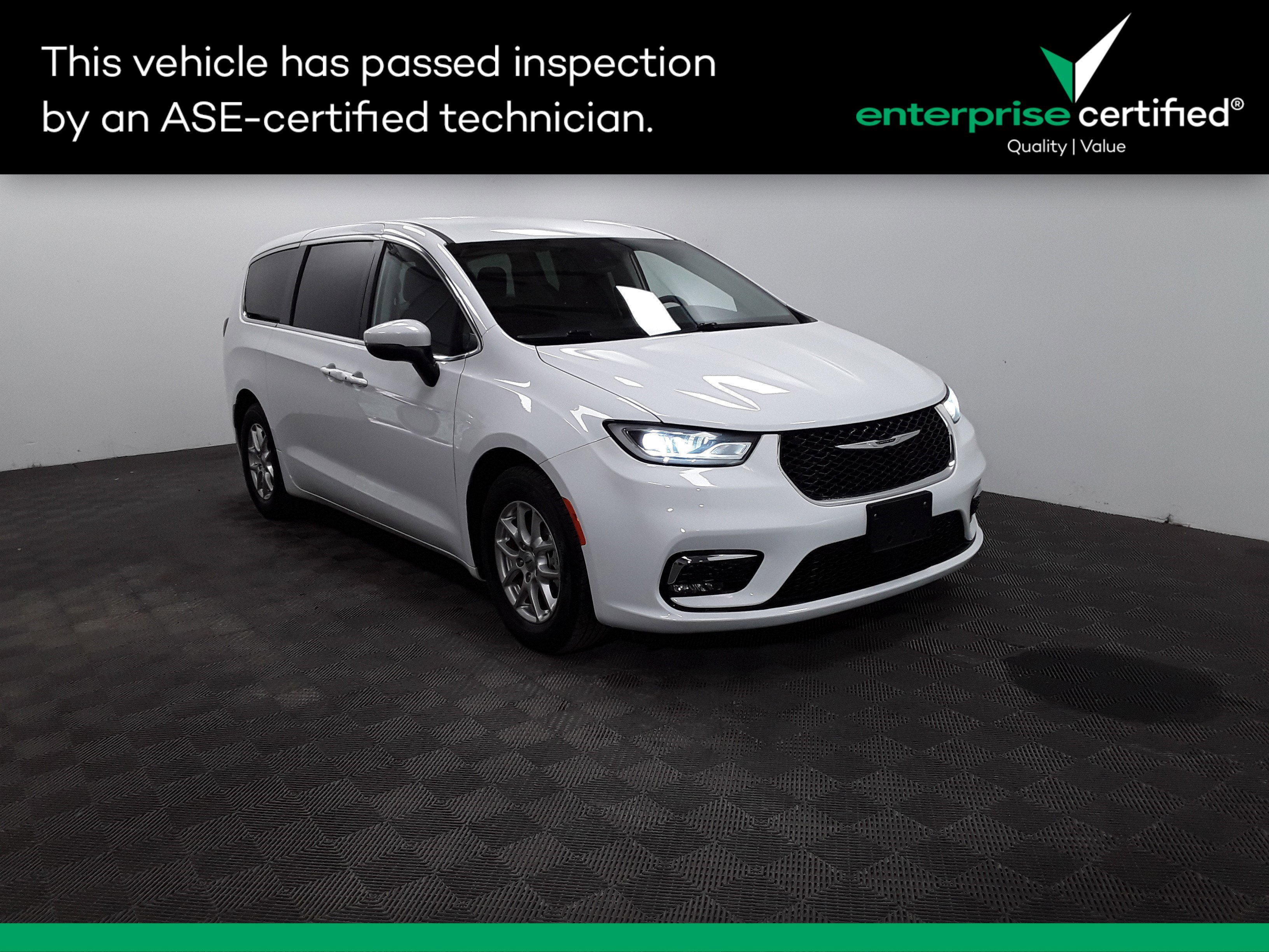 2023 Chrysler Pacifica Touring L's photo