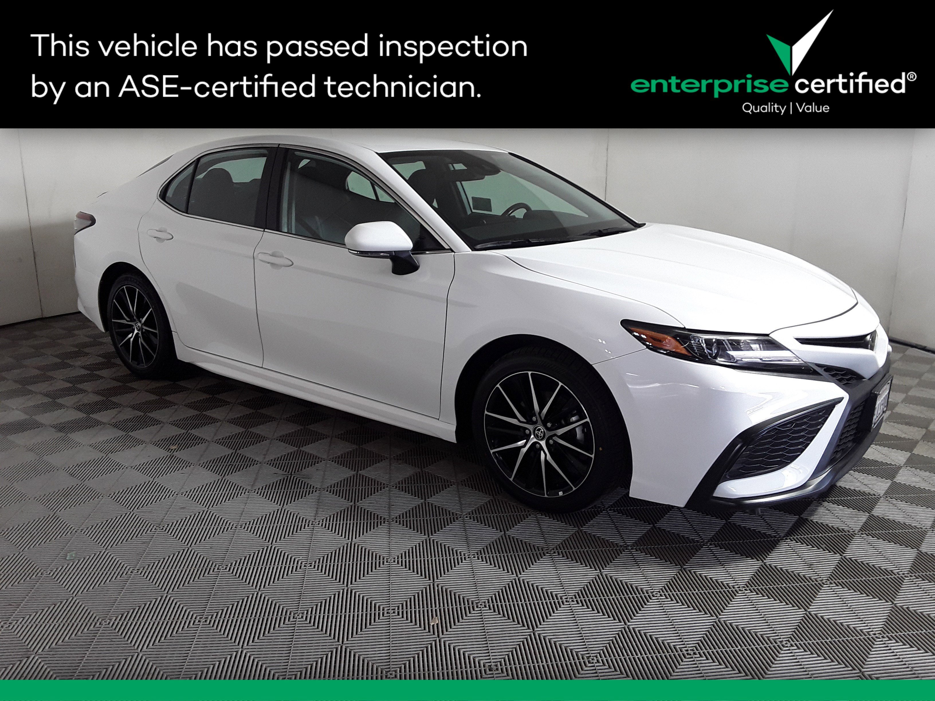 2024 Toyota Camry SE's photo