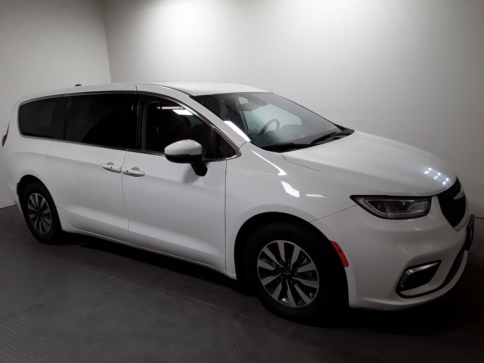 2023 Chrysler Pacifica Hybrid Touring L FWD