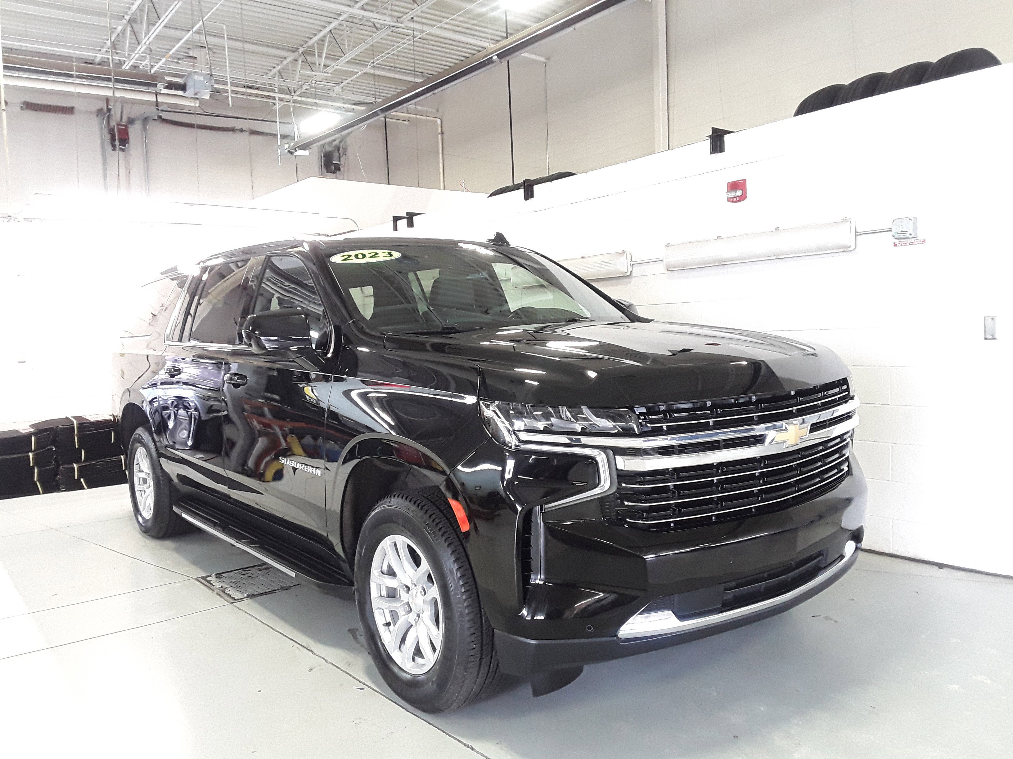 2023 Chevrolet Suburban 4WD 4dr LT