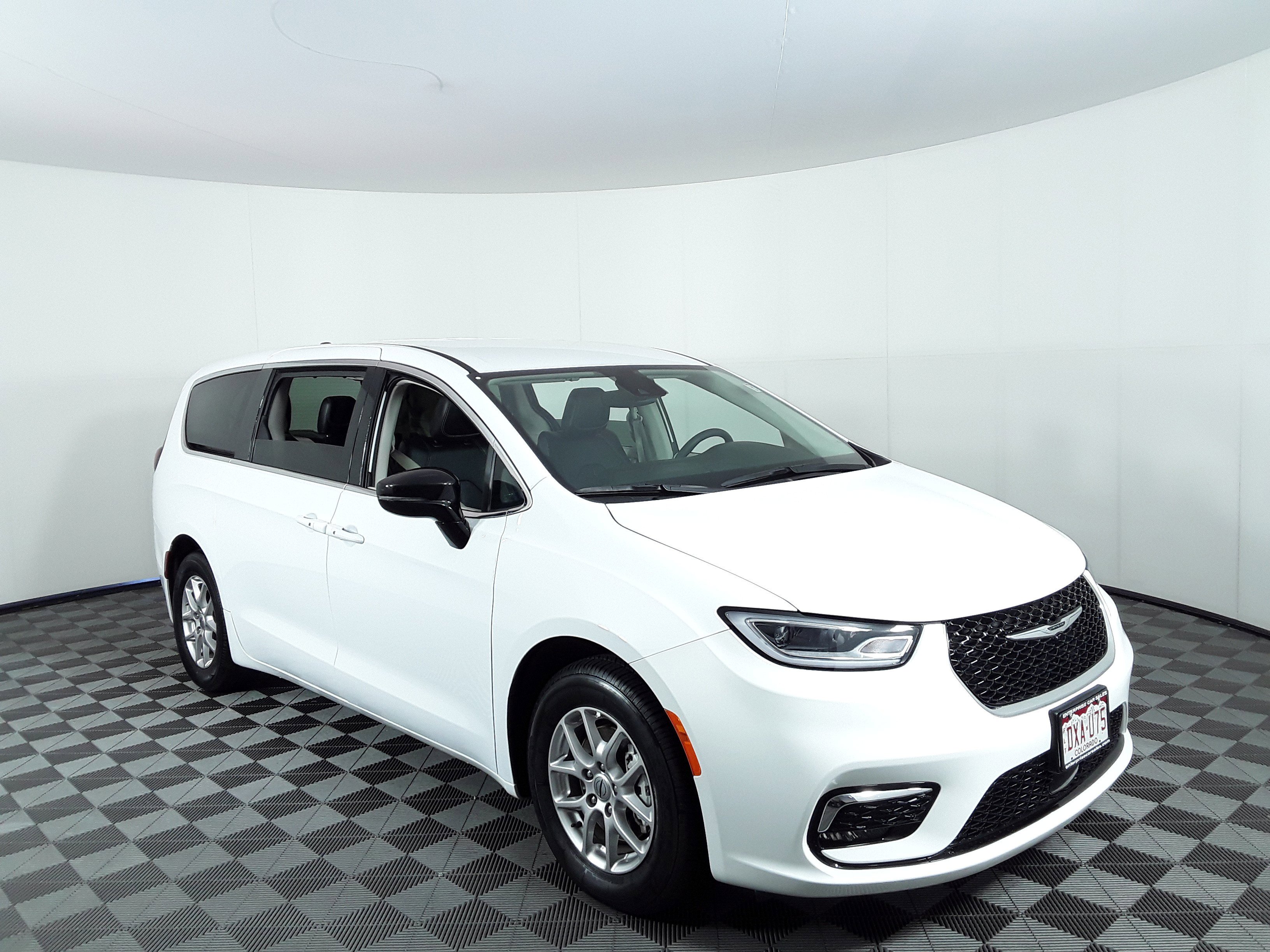 Used 2024 Chrysler Pacifica Touring L FWD