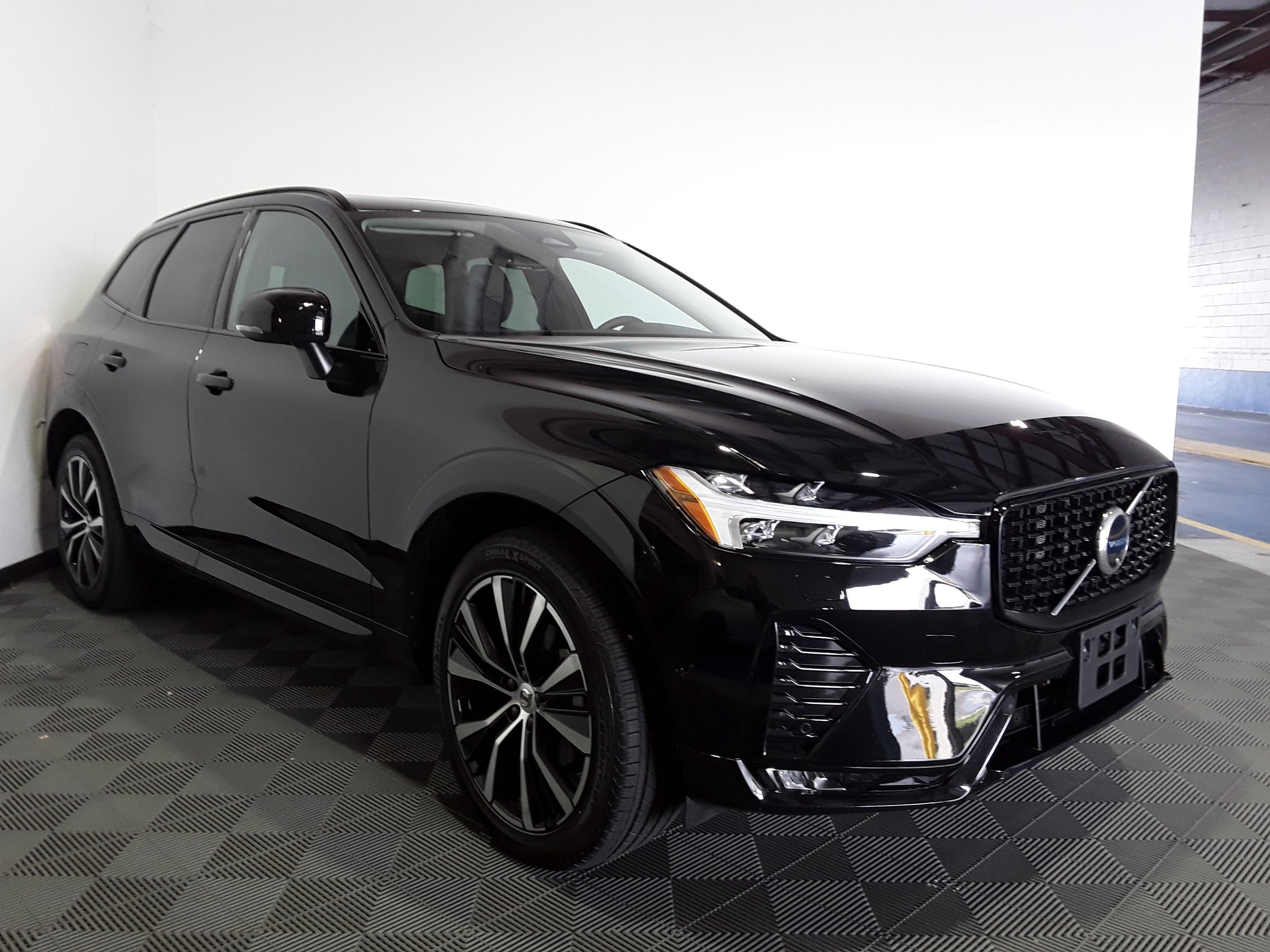 2024 Volvo XC60 B5 AWD Plus Dark Theme