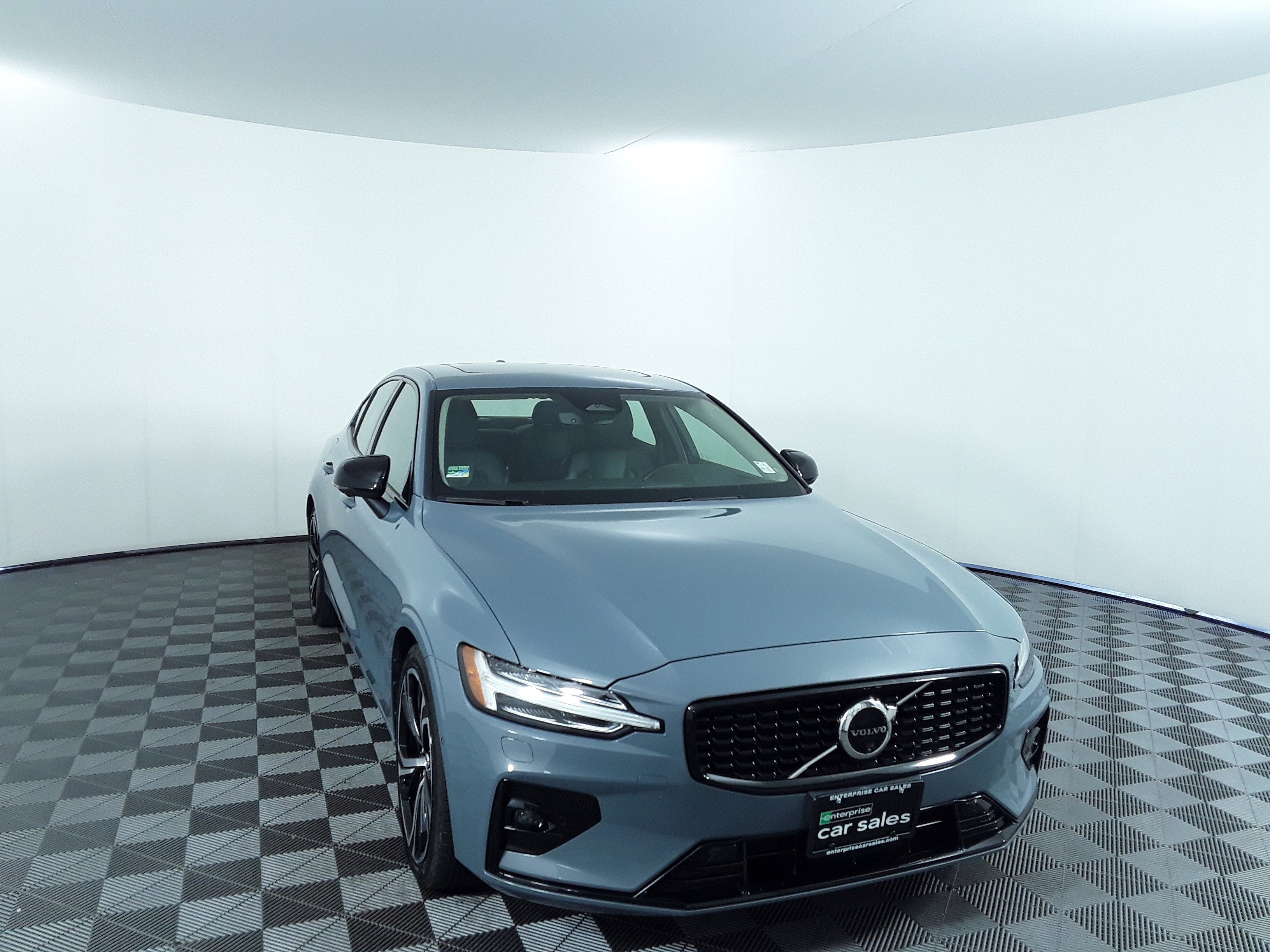 2024 Volvo S60 B5 FWD Plus Dark Theme