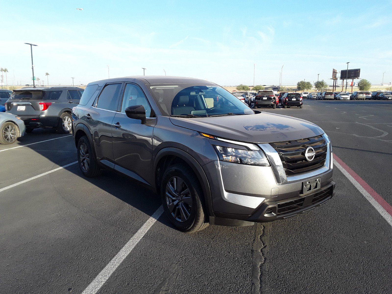 Nissan Pathfinder's photo