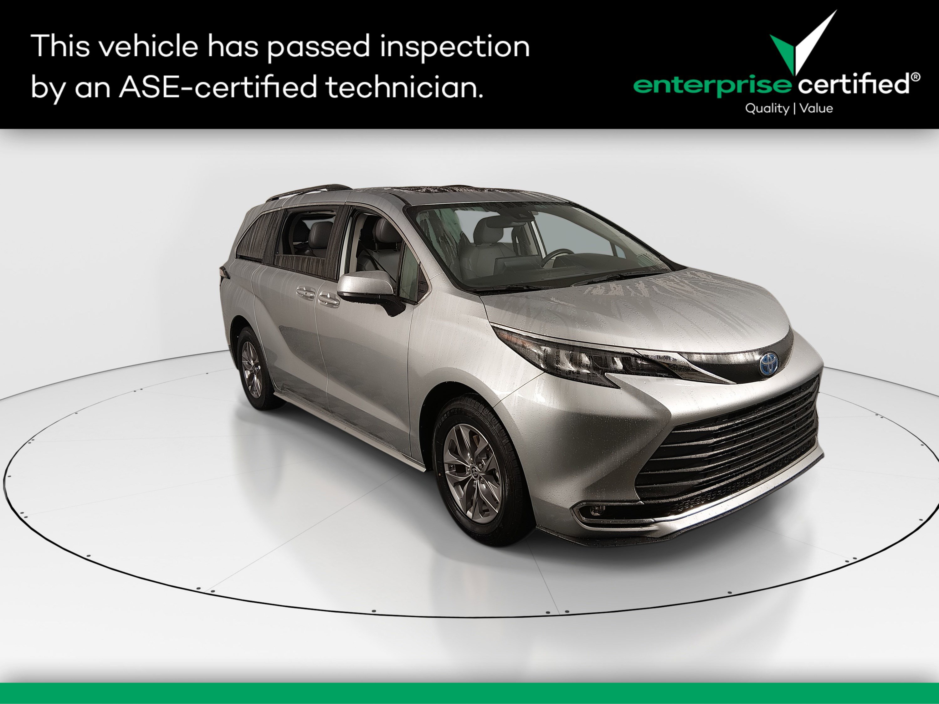 2024 Toyota Sienna XLE's photo