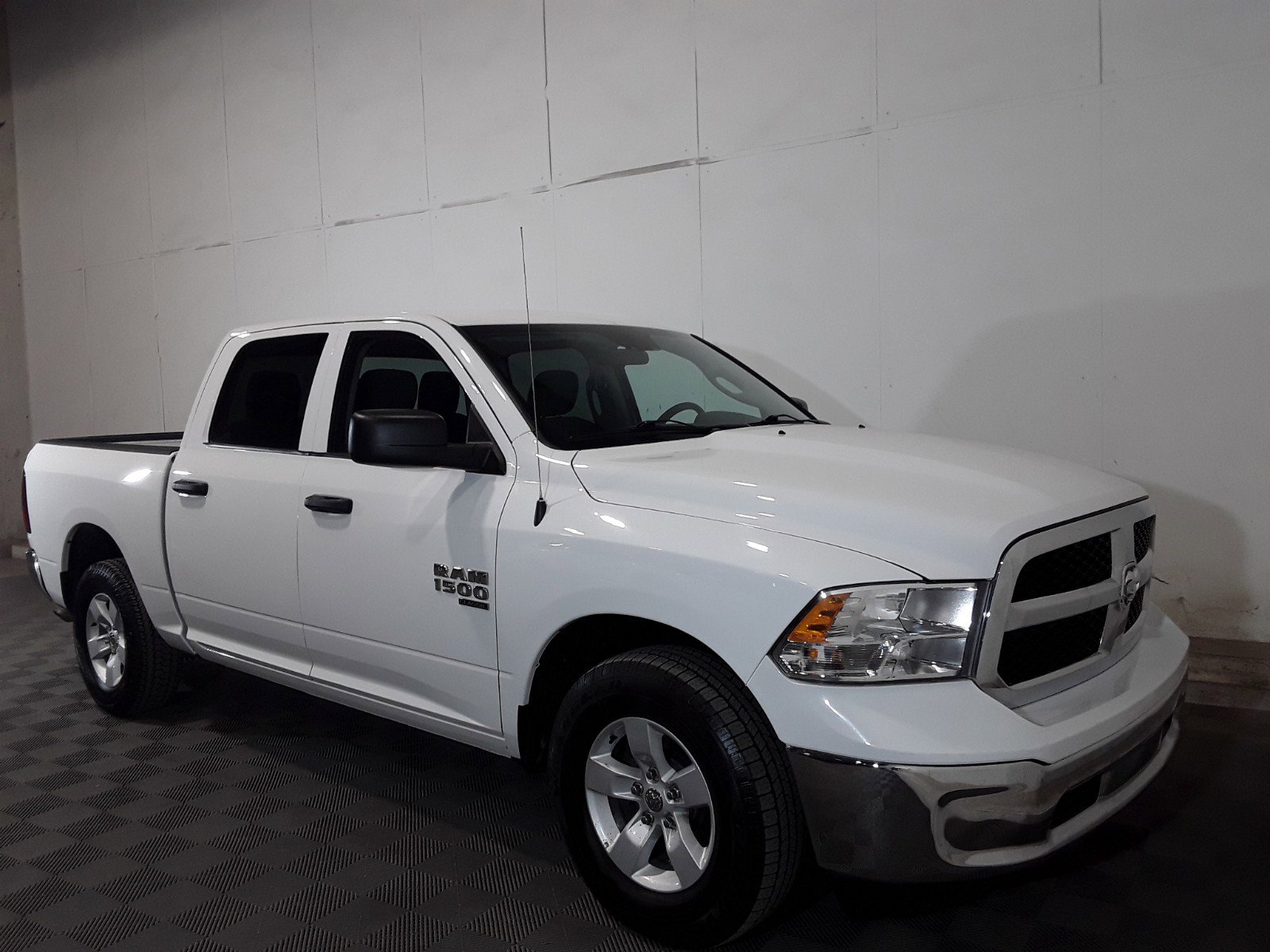 2022 Ram 1500 Classic SLT 4x2 Crew Cab 5'7