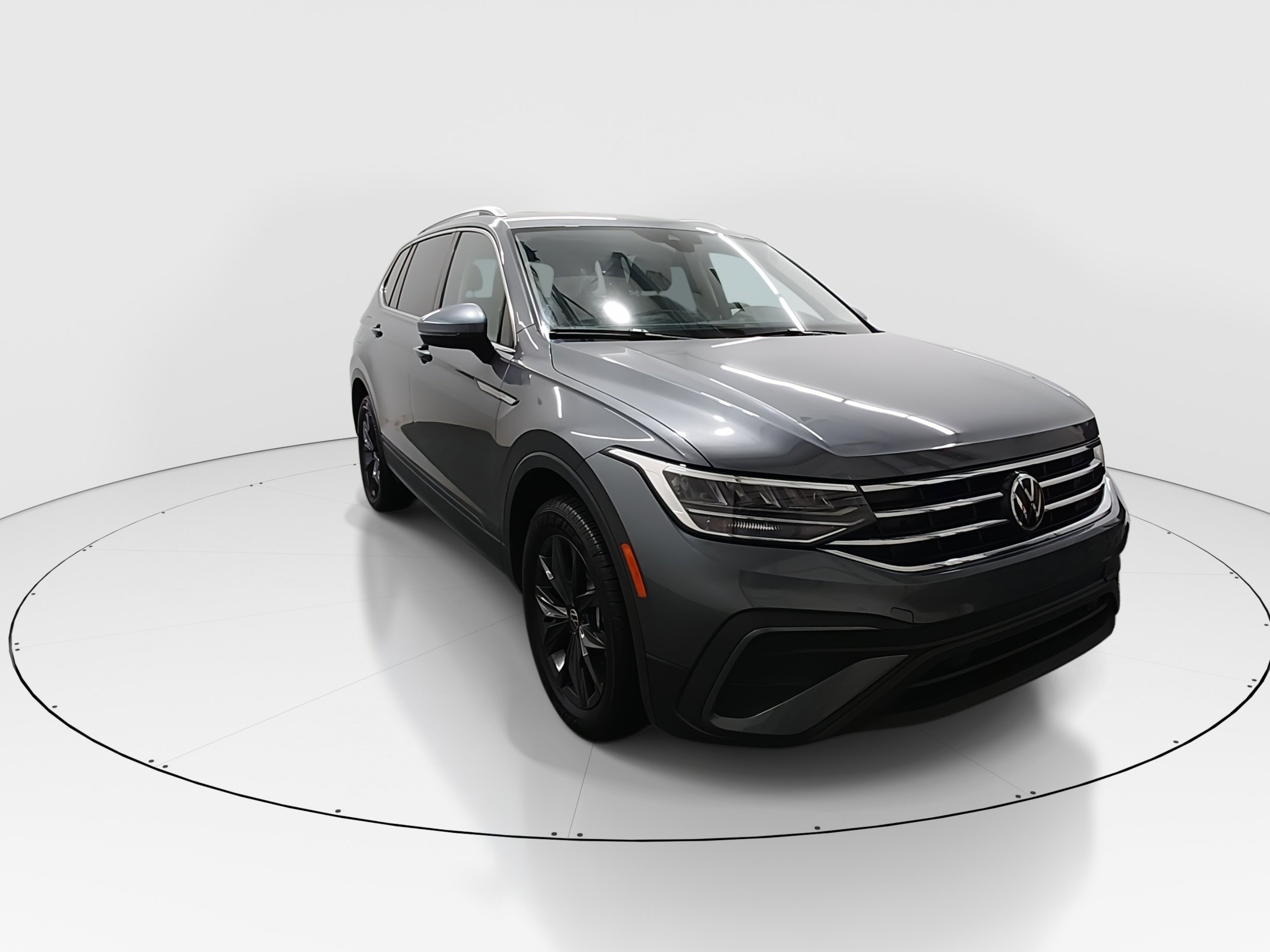 2024 Volkswagen Tiguan SE's photo