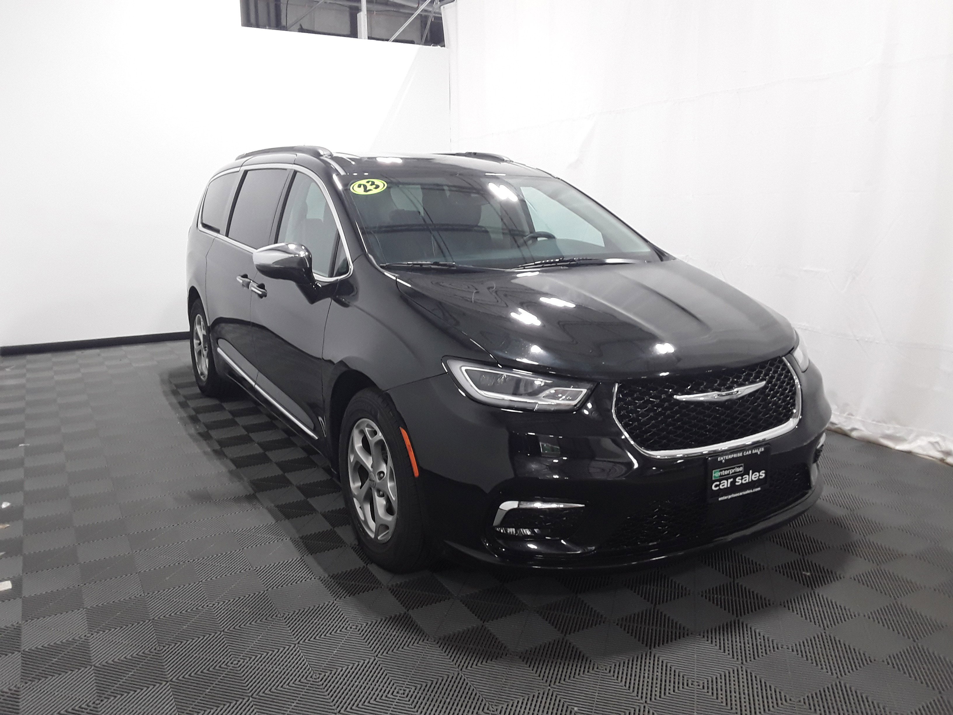 2023 Chrysler Pacifica Limited's photo