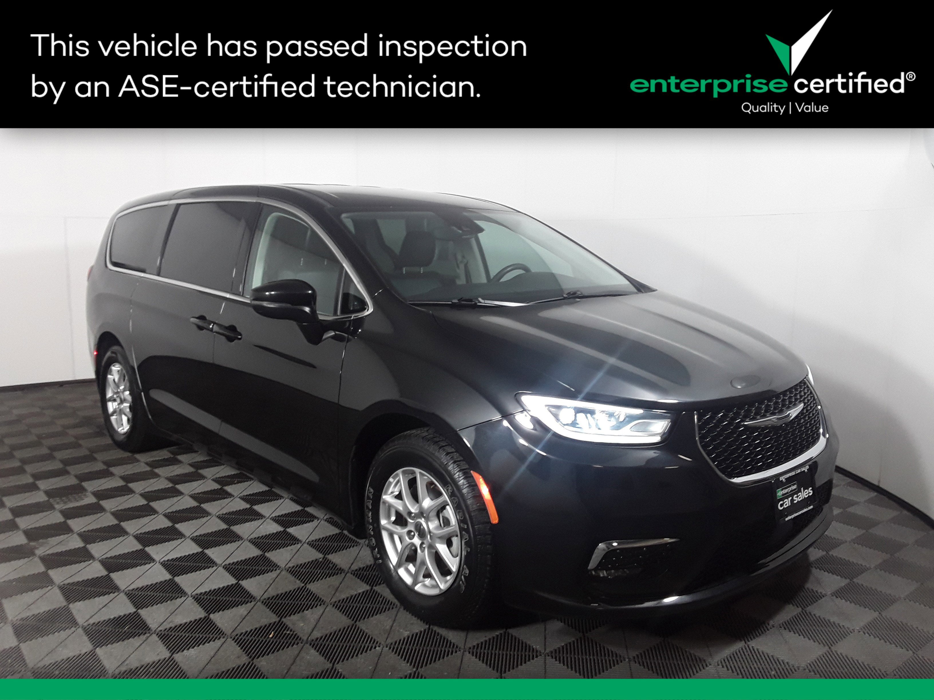 2023 Chrysler Pacifica Touring L's photo