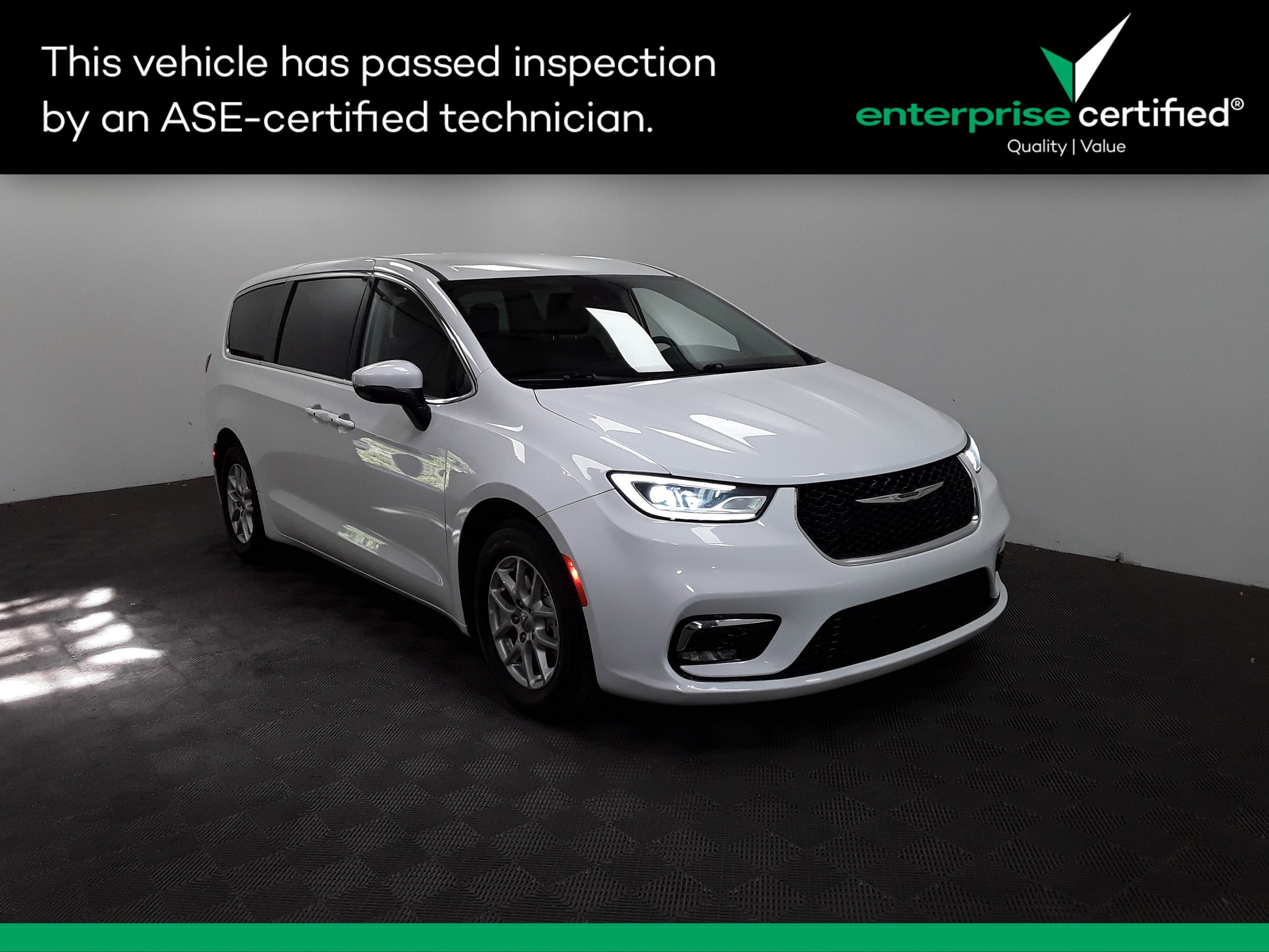 2023 Chrysler Pacifica Touring L's photo