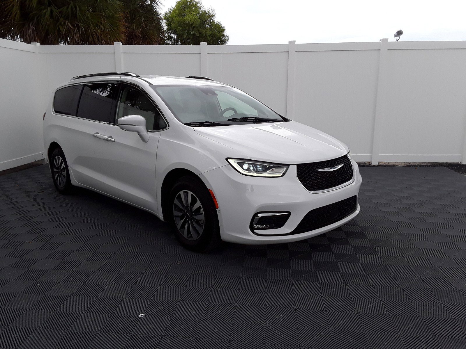 2021 Chrysler Pacifica Hybrid Touring L FWD