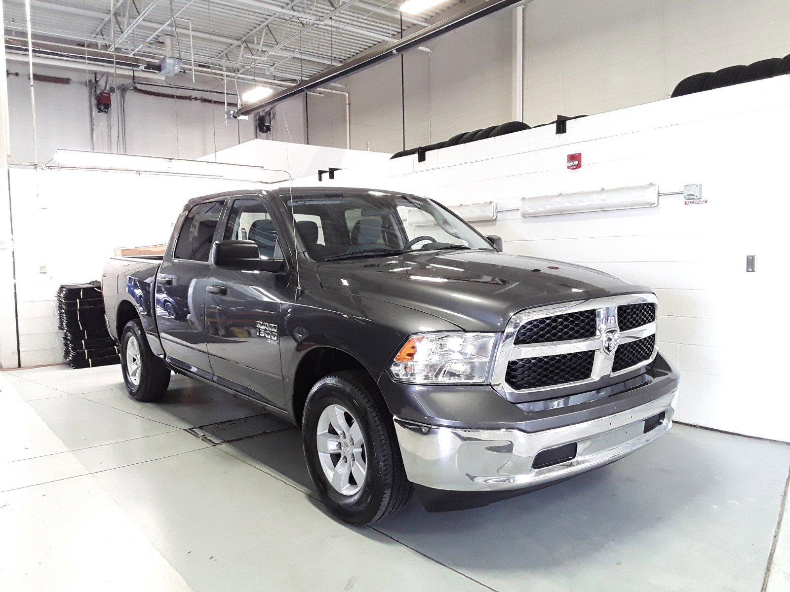 2022 Ram 1500 Classic SLT 4x4 Crew Cab 5'7