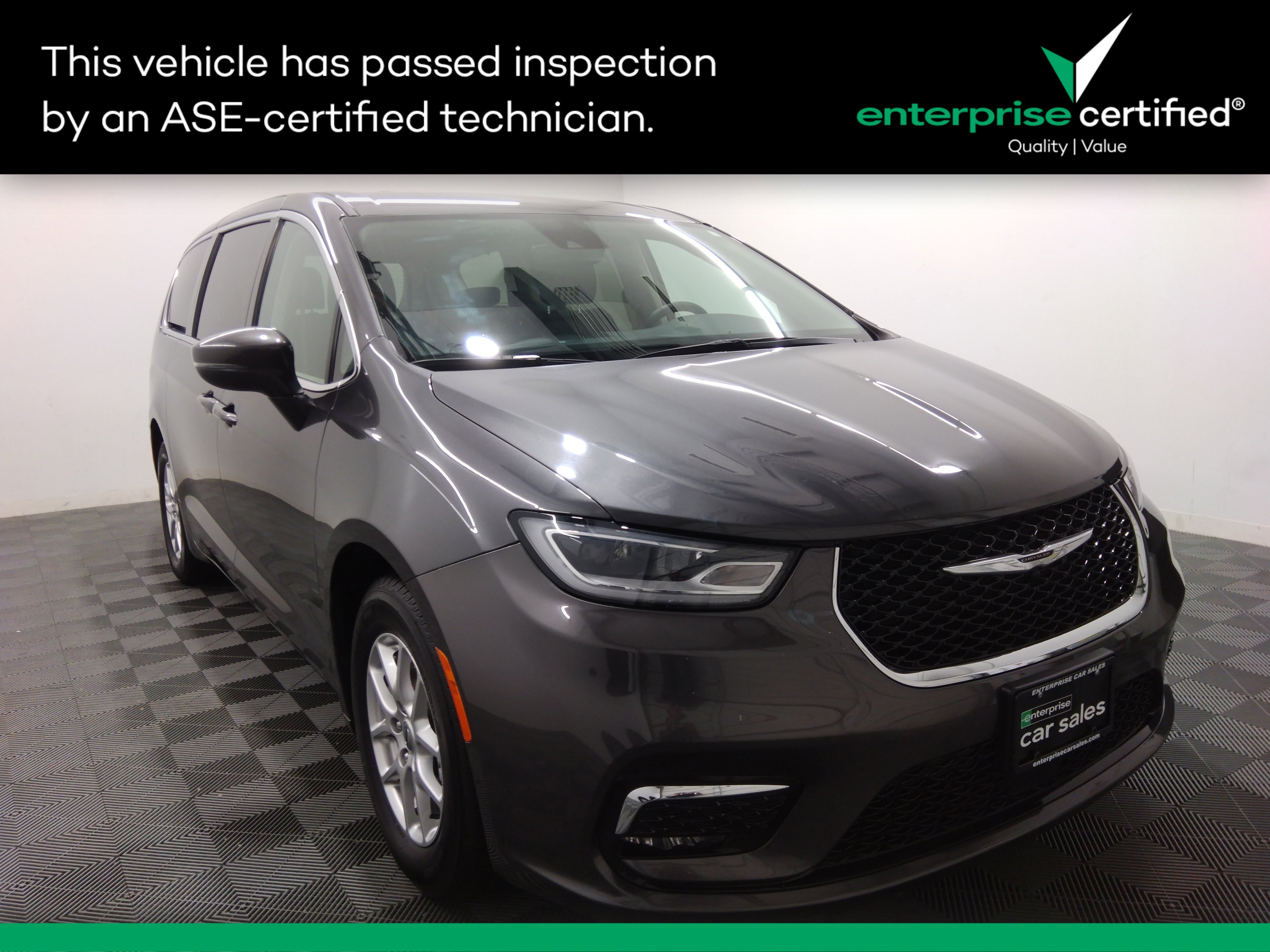 2023 Chrysler Pacifica Touring L's photo