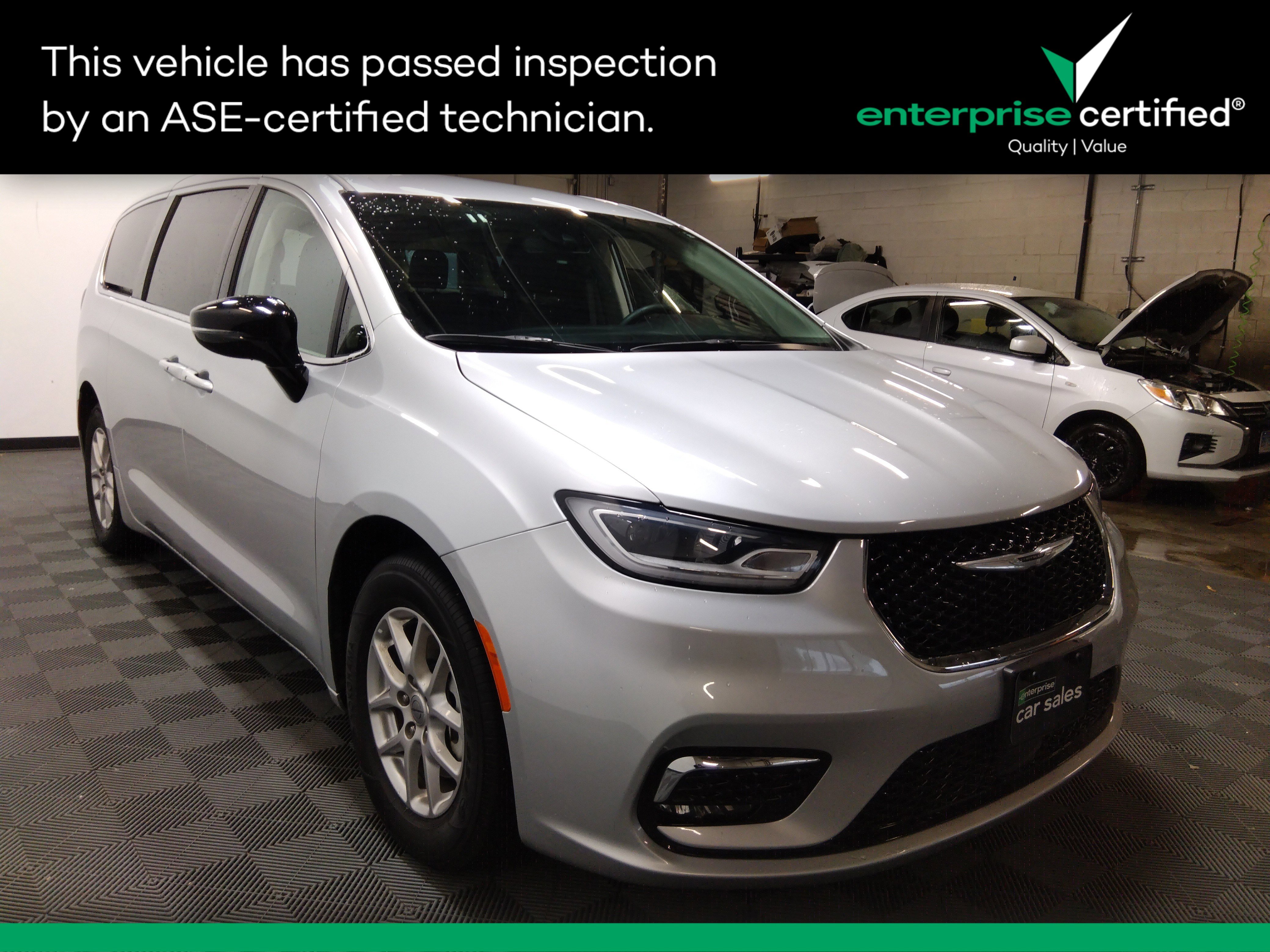 2024 Chrysler Pacifica Touring L's photo