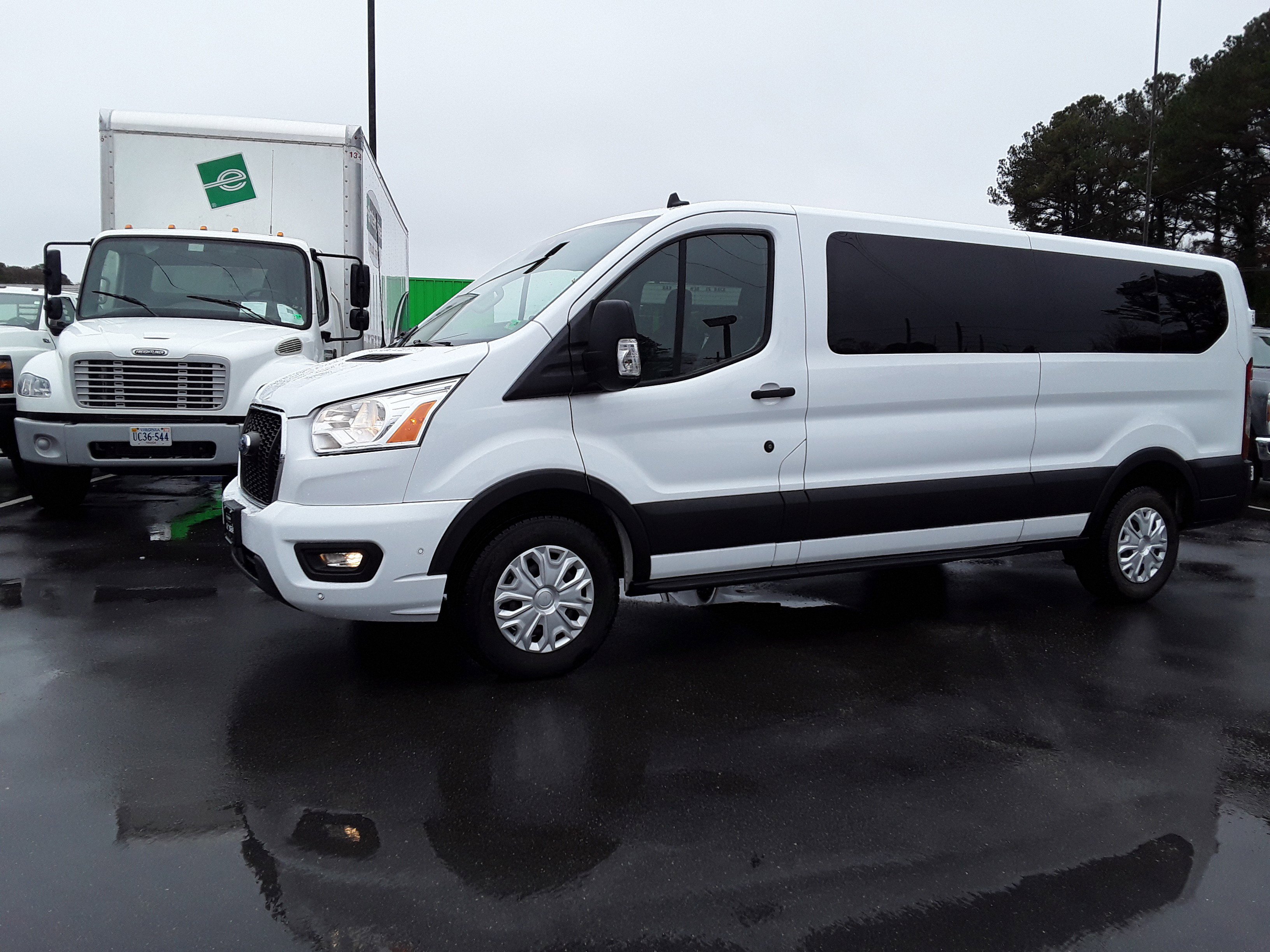 Image of Used 2022 Ford Transit Passenger Wagon T-350 148" Low Roof XLT RWD