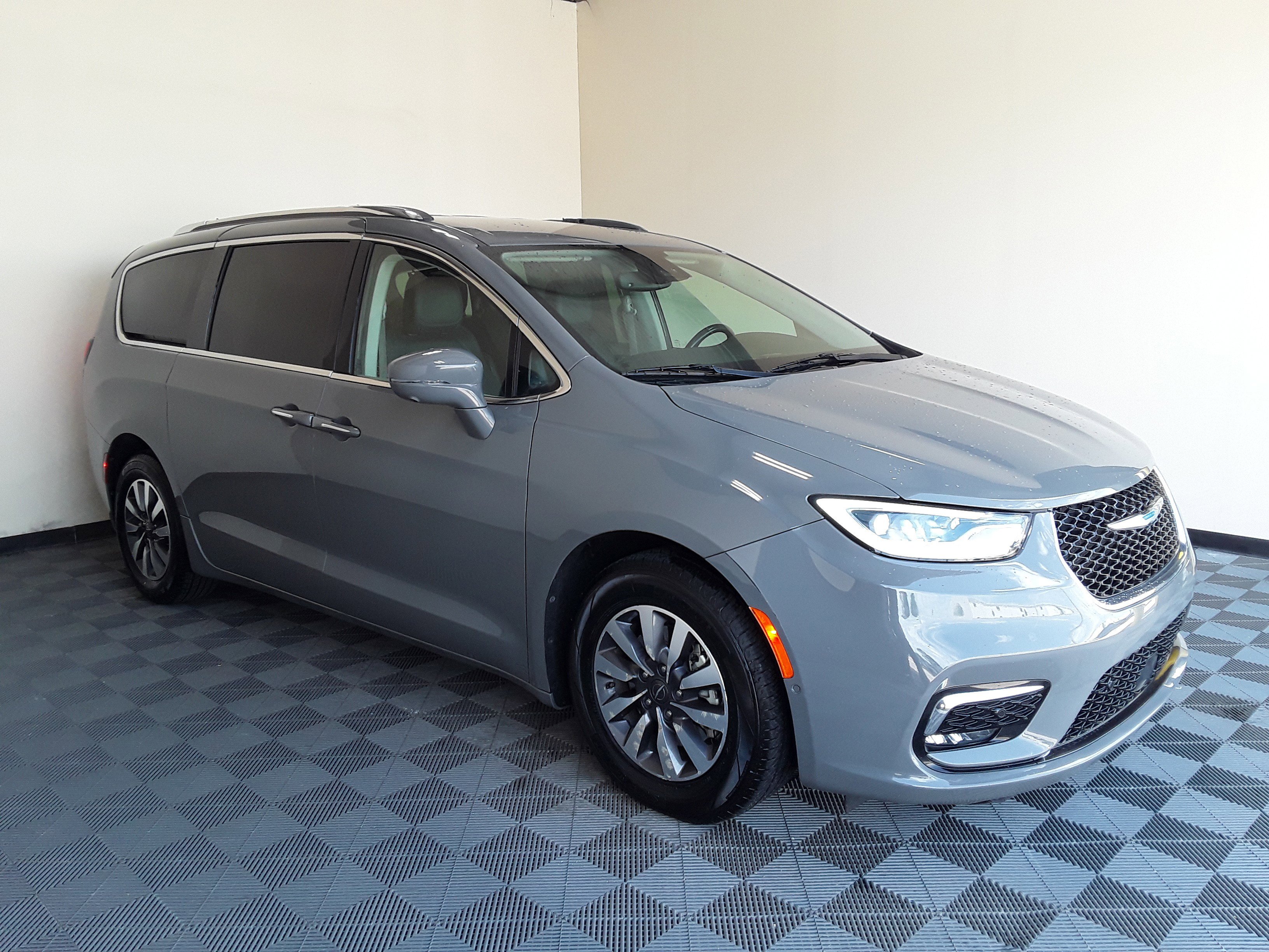 2021 Chrysler Pacifica Hybrid Touring L FWD
