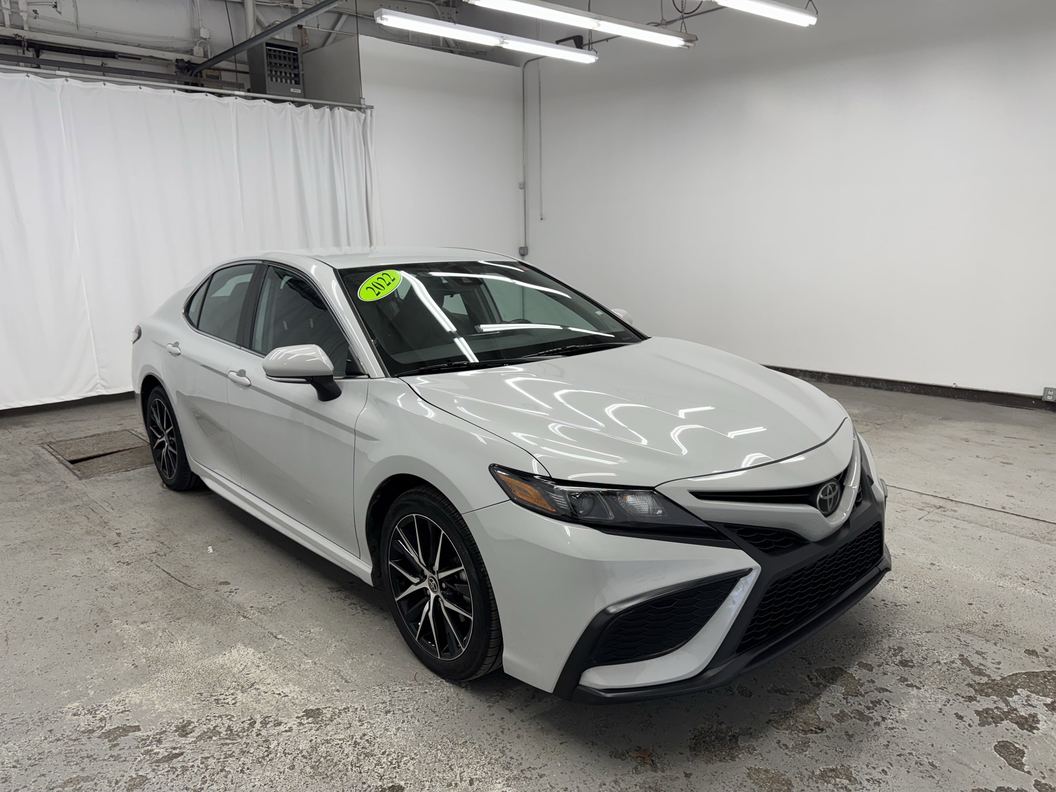 2022 Toyota Camry SE Auto