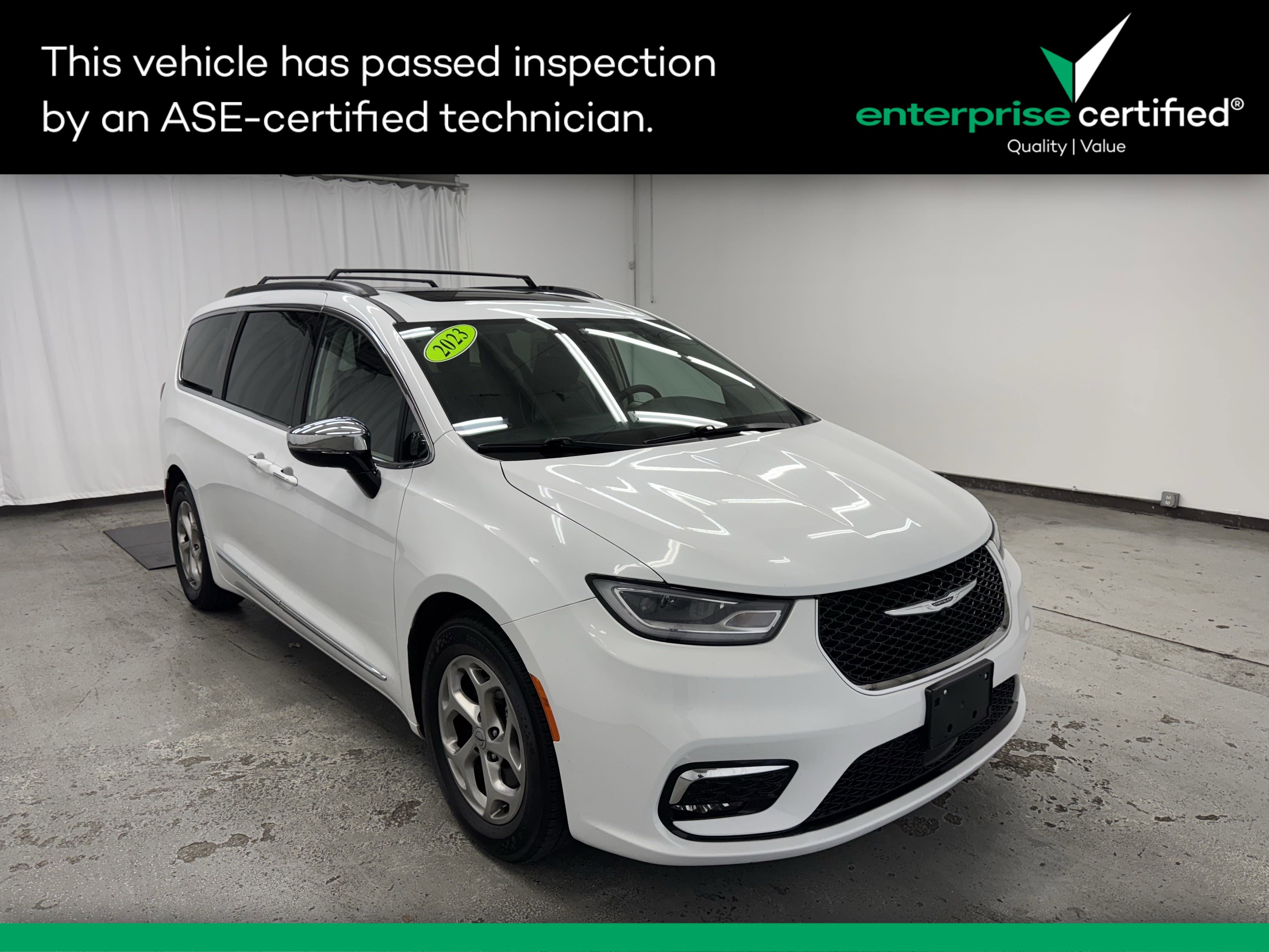 2023 Chrysler Pacifica Limited's photo