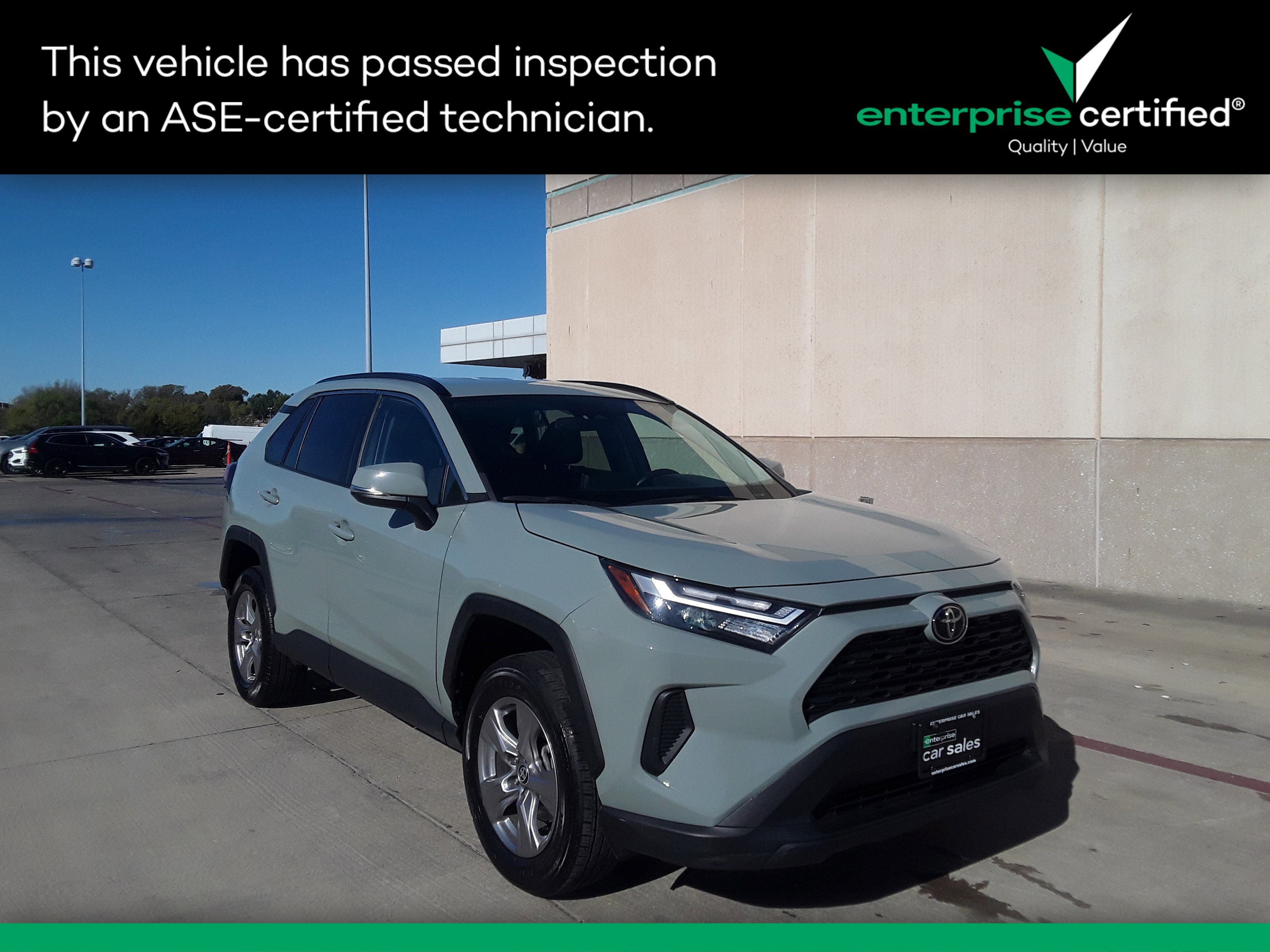 2023 Toyota RAV4 XLE's photo