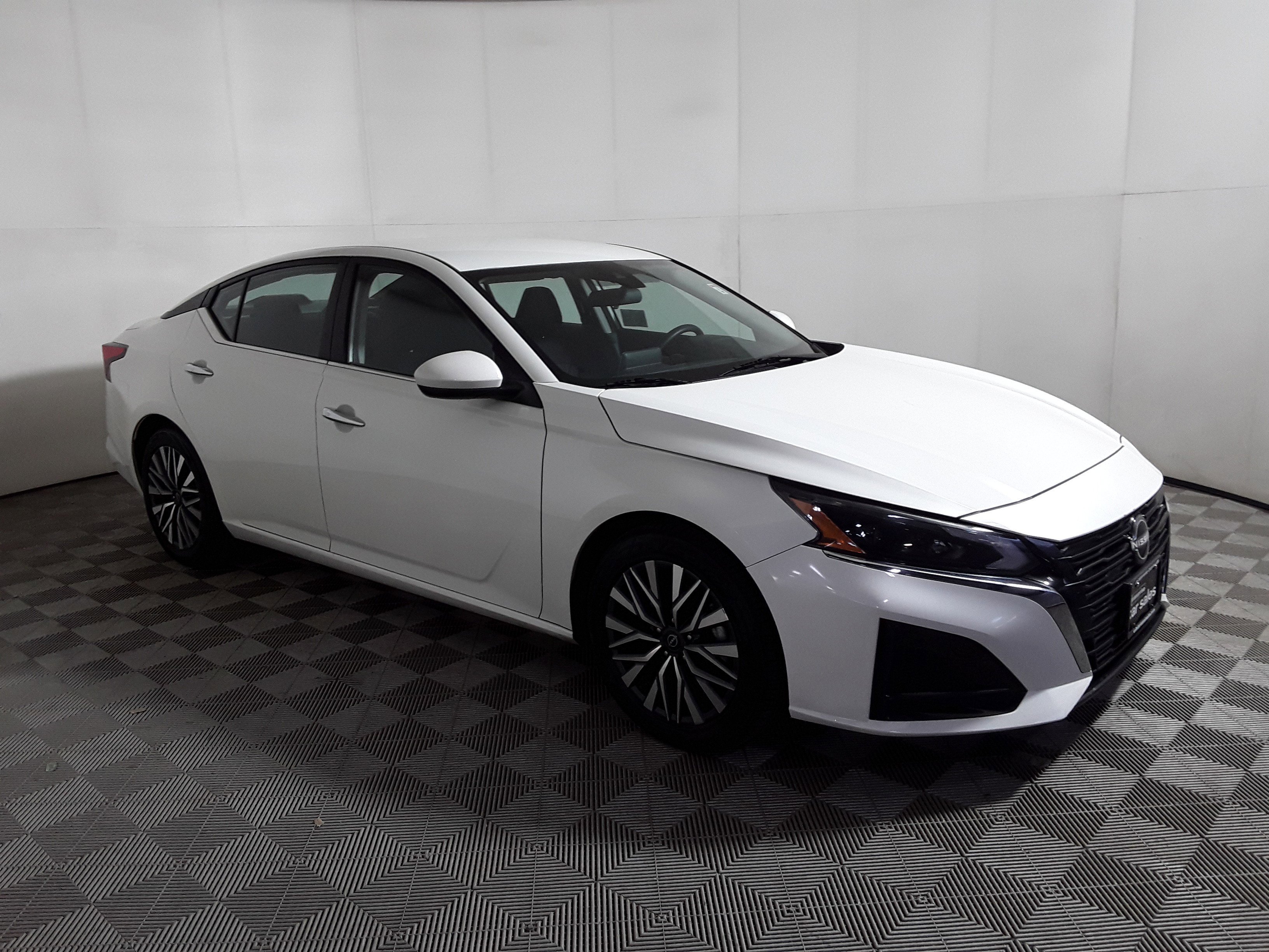 Used 2023 Nissan Altima 2.5 SV Sedan