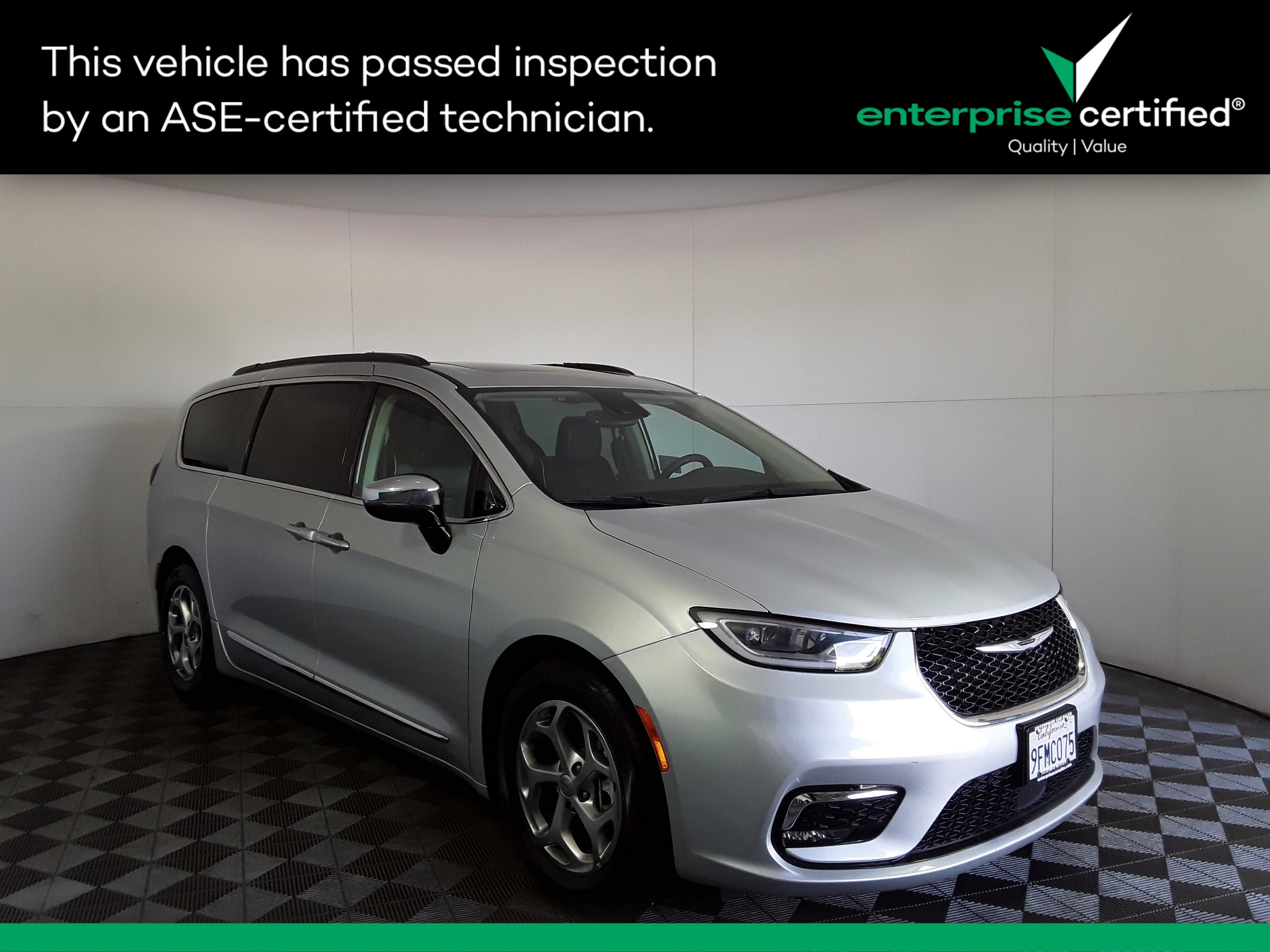 2023 Chrysler Pacifica Limited's photo