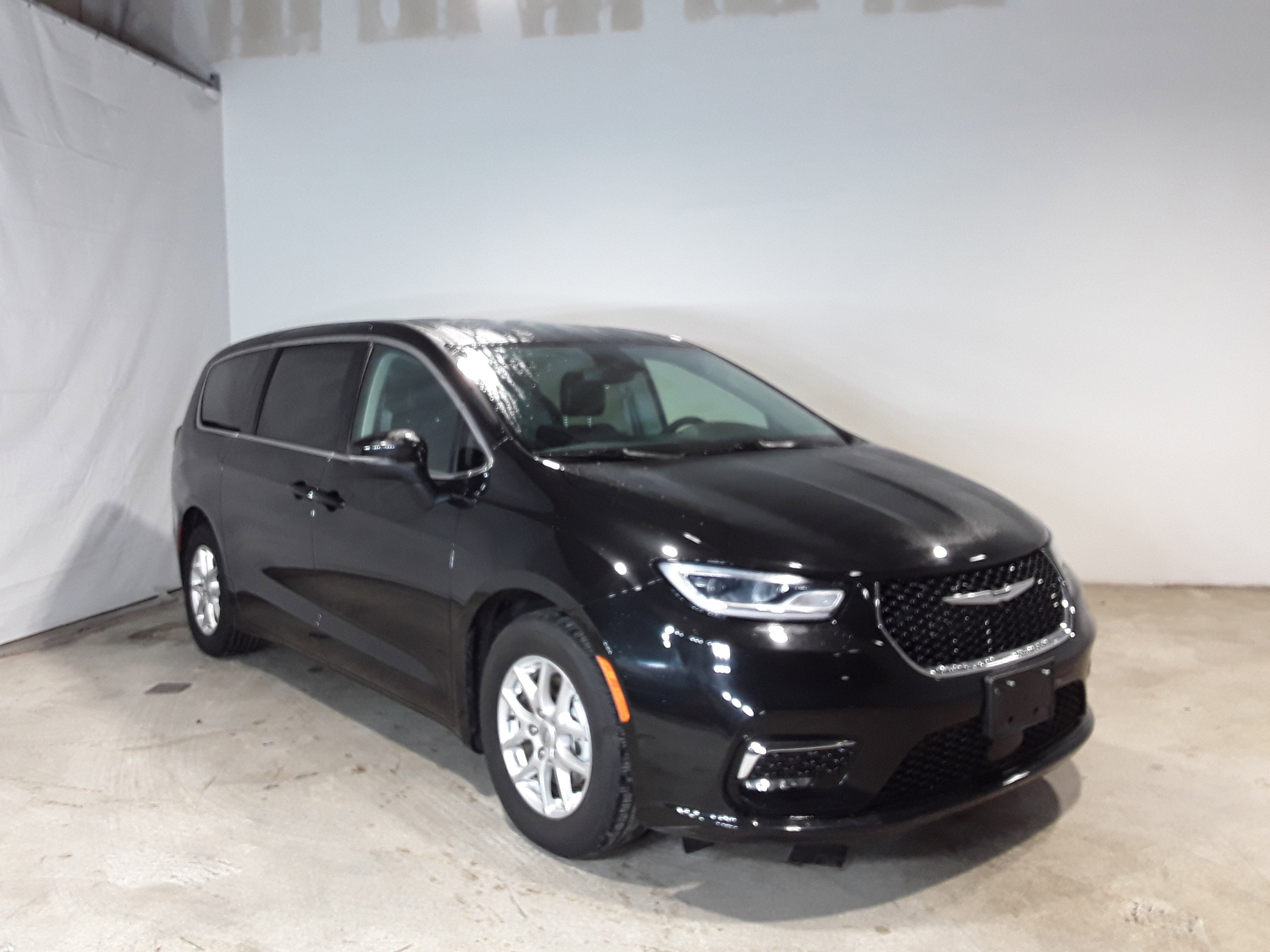 2023 Chrysler Pacifica Touring L's photo