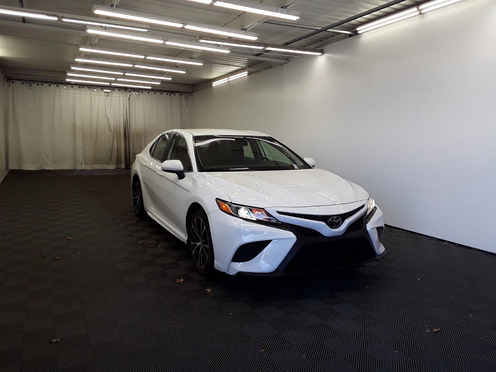 Used 2020 Toyota Camry SE Auto