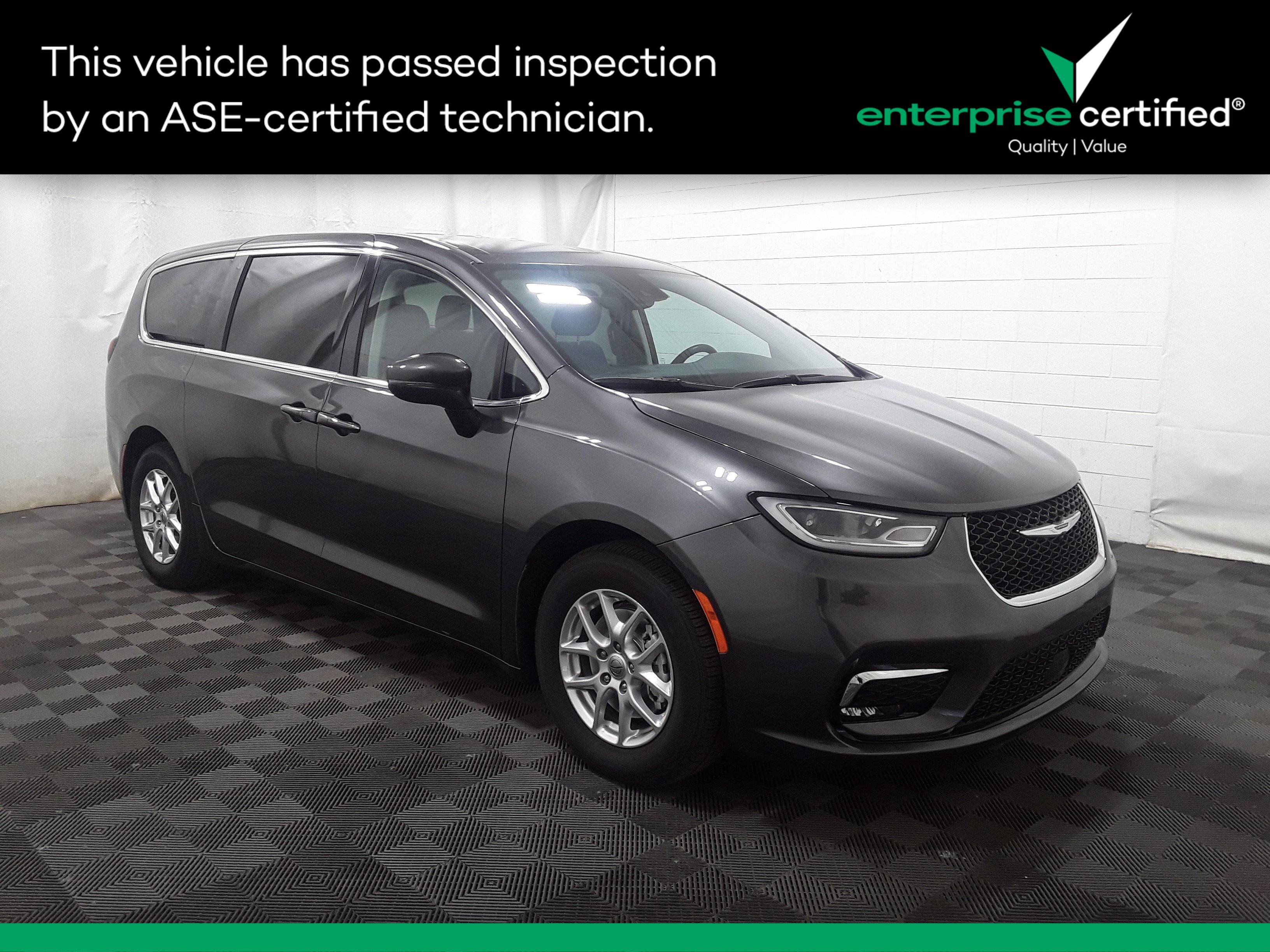 2023 Chrysler Pacifica Touring L's photo