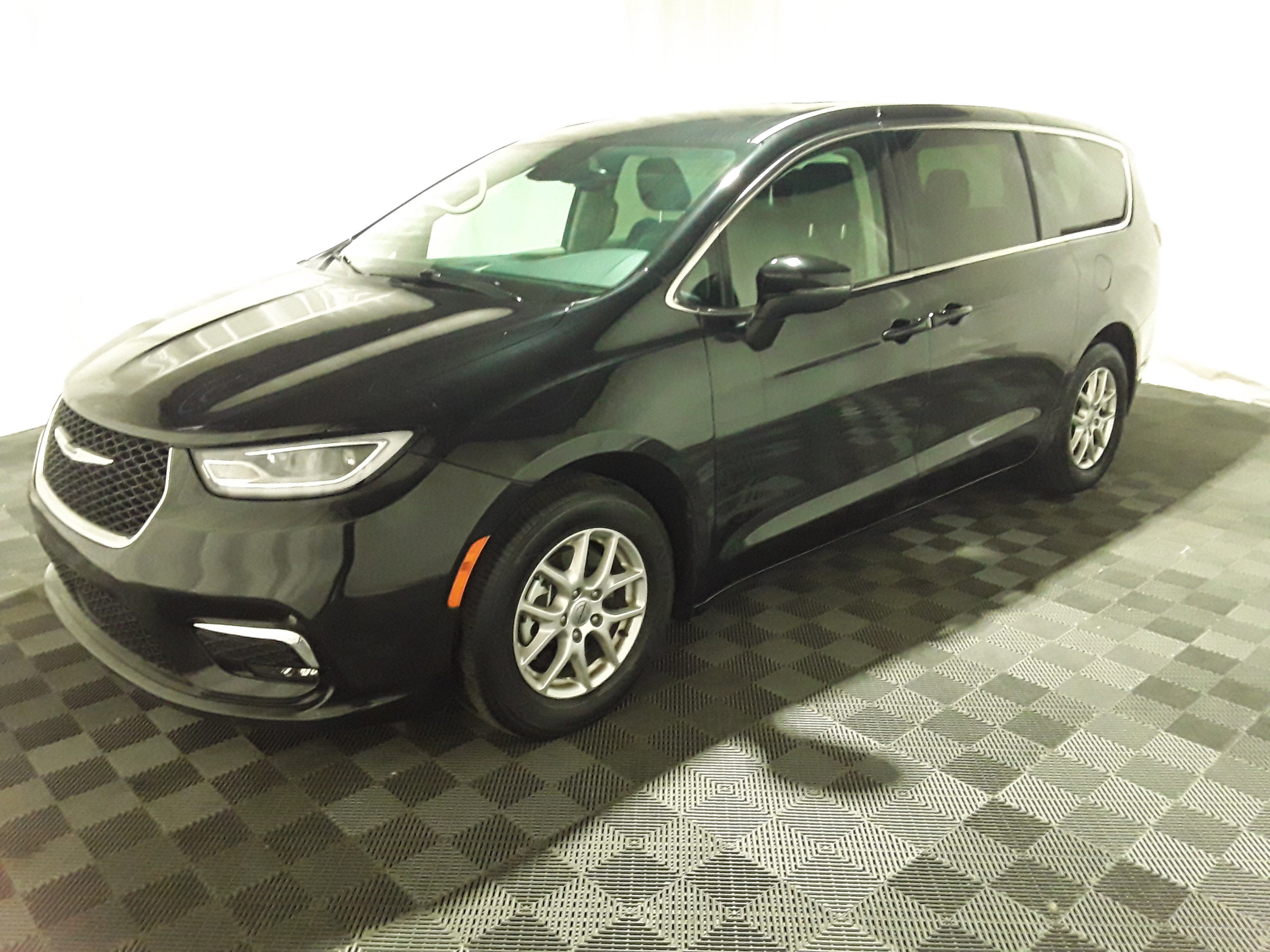 Image 5 of Used 2023 Chrysler Pacifica Touring L FWD