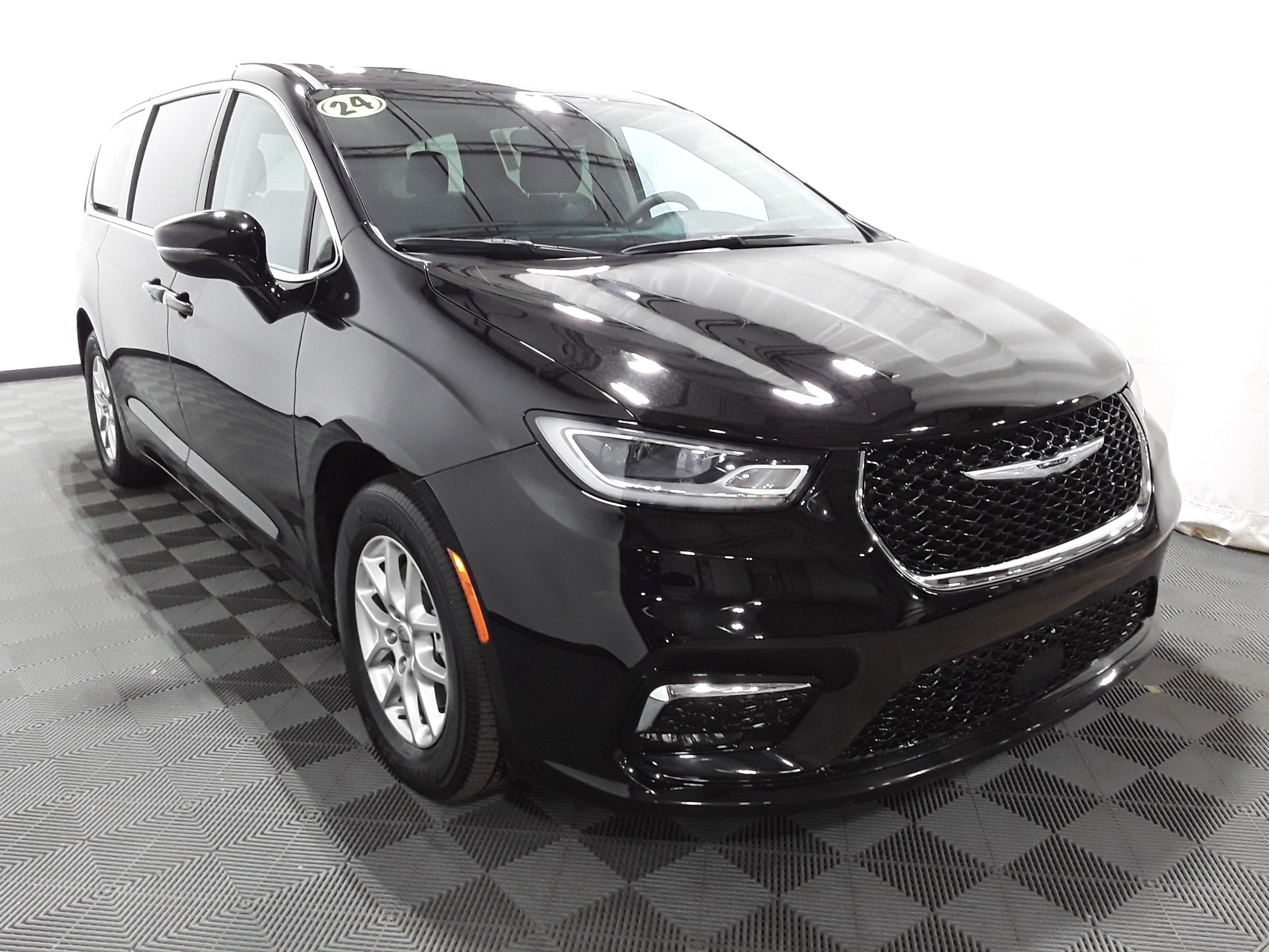 2024 Chrysler Pacifica Touring L's photo